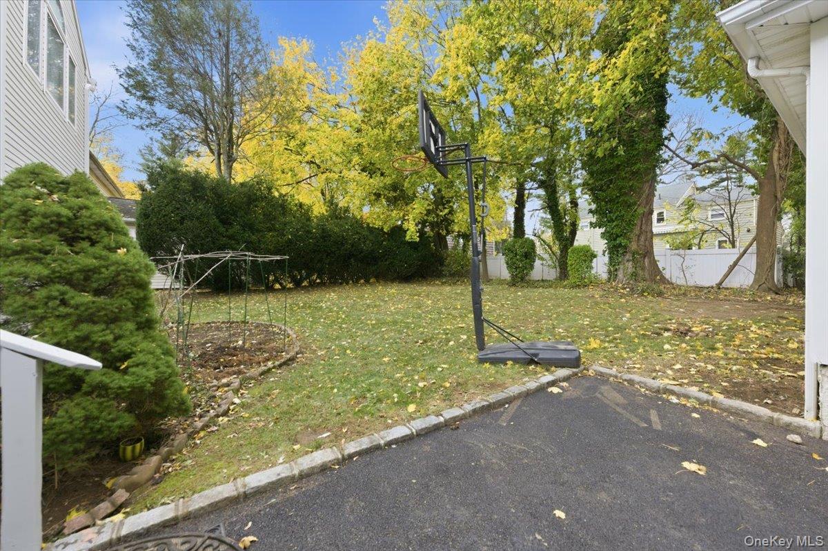 11 Drury Lane, Great Neck, NY 11023