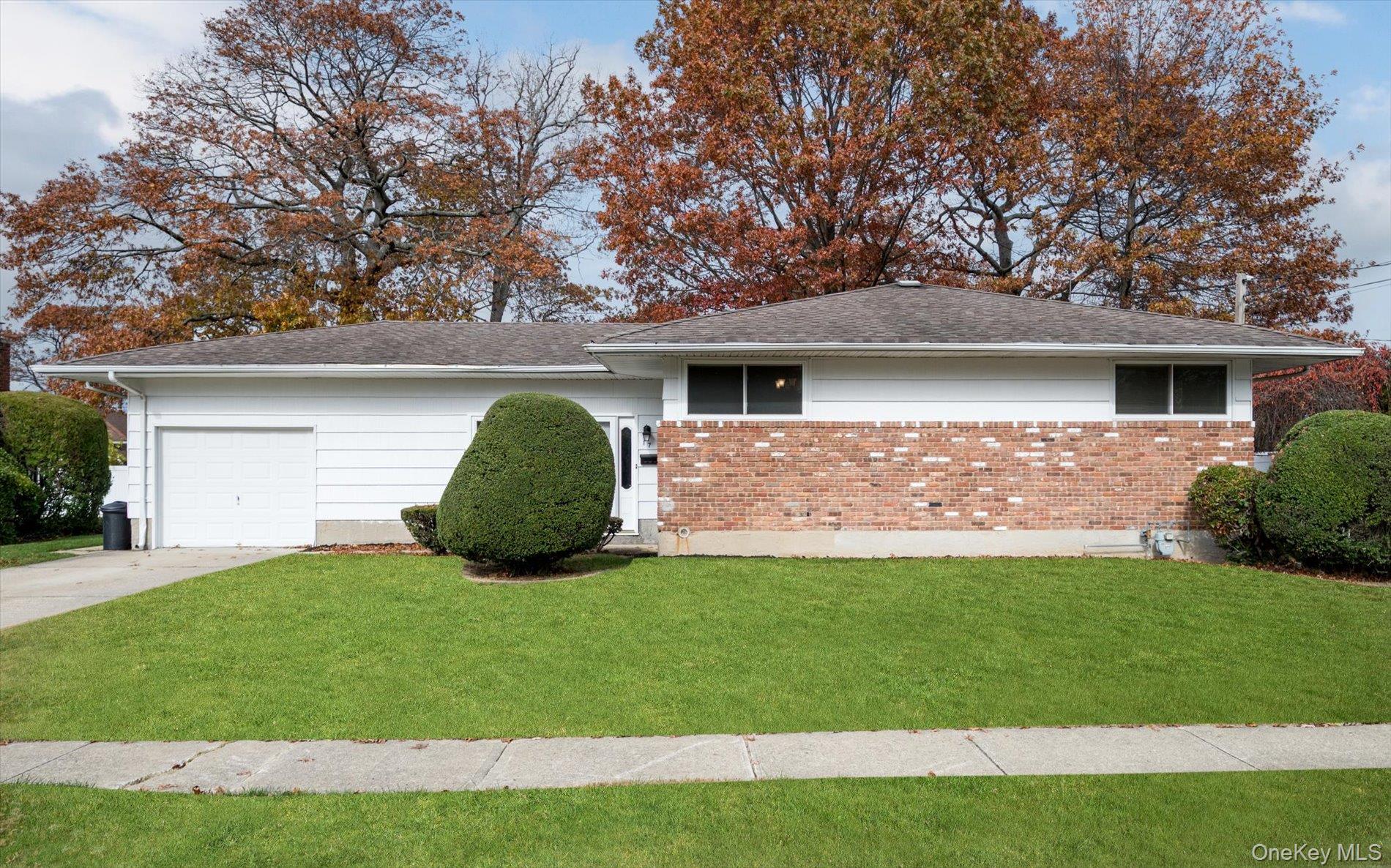 17 Evans Avenue, Farmingdale, NY 11735