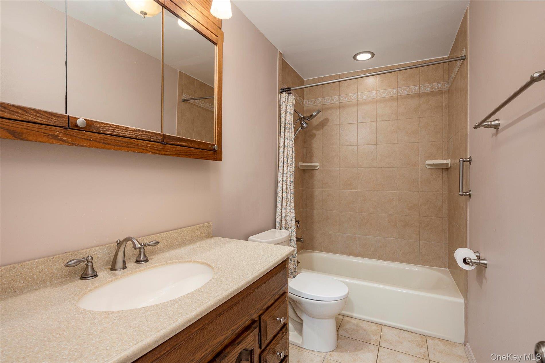 17 Evans Avenue, Farmingdale, NY 11735