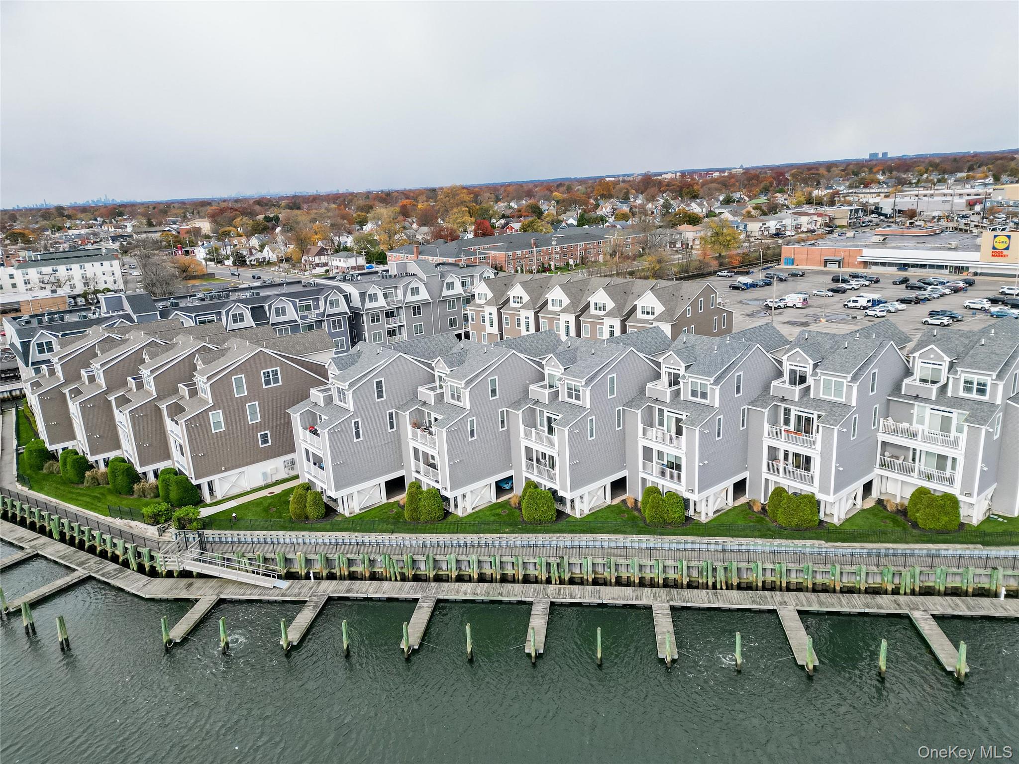 352 Marina Pointe Drive # 352, East Rockaway, NY 11518