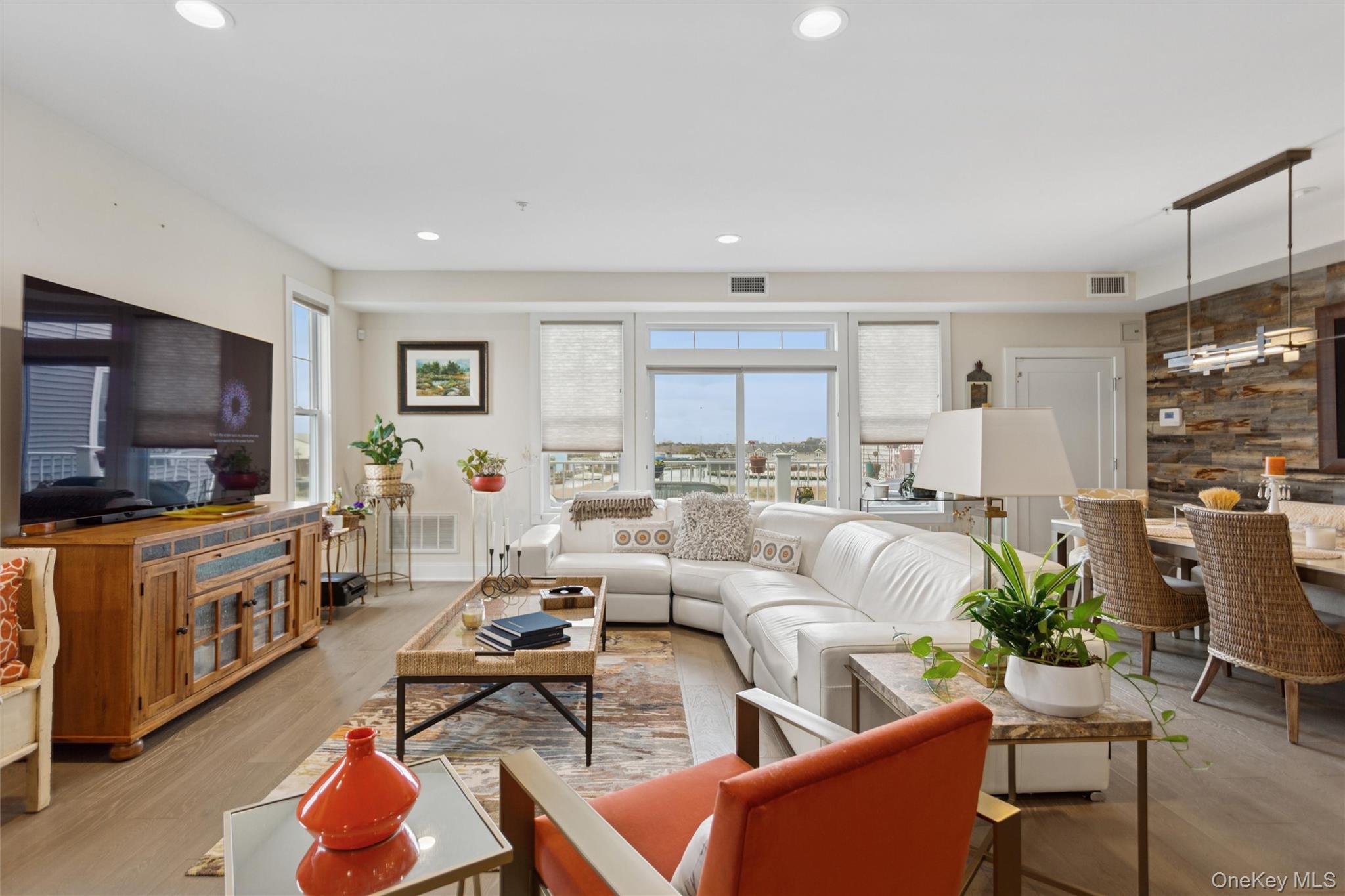 352 Marina Pointe Drive # 352, East Rockaway, NY 11518