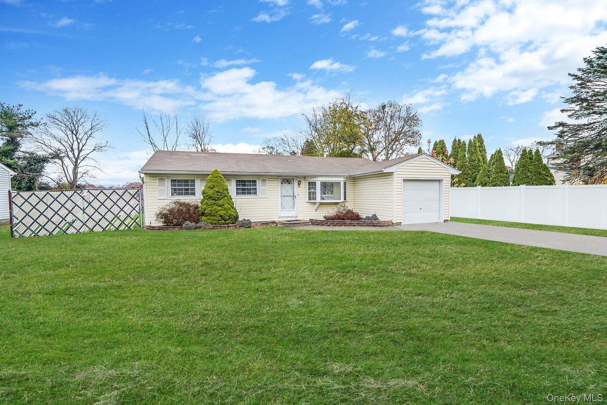 98 Rose Place, Selden, NY 11784