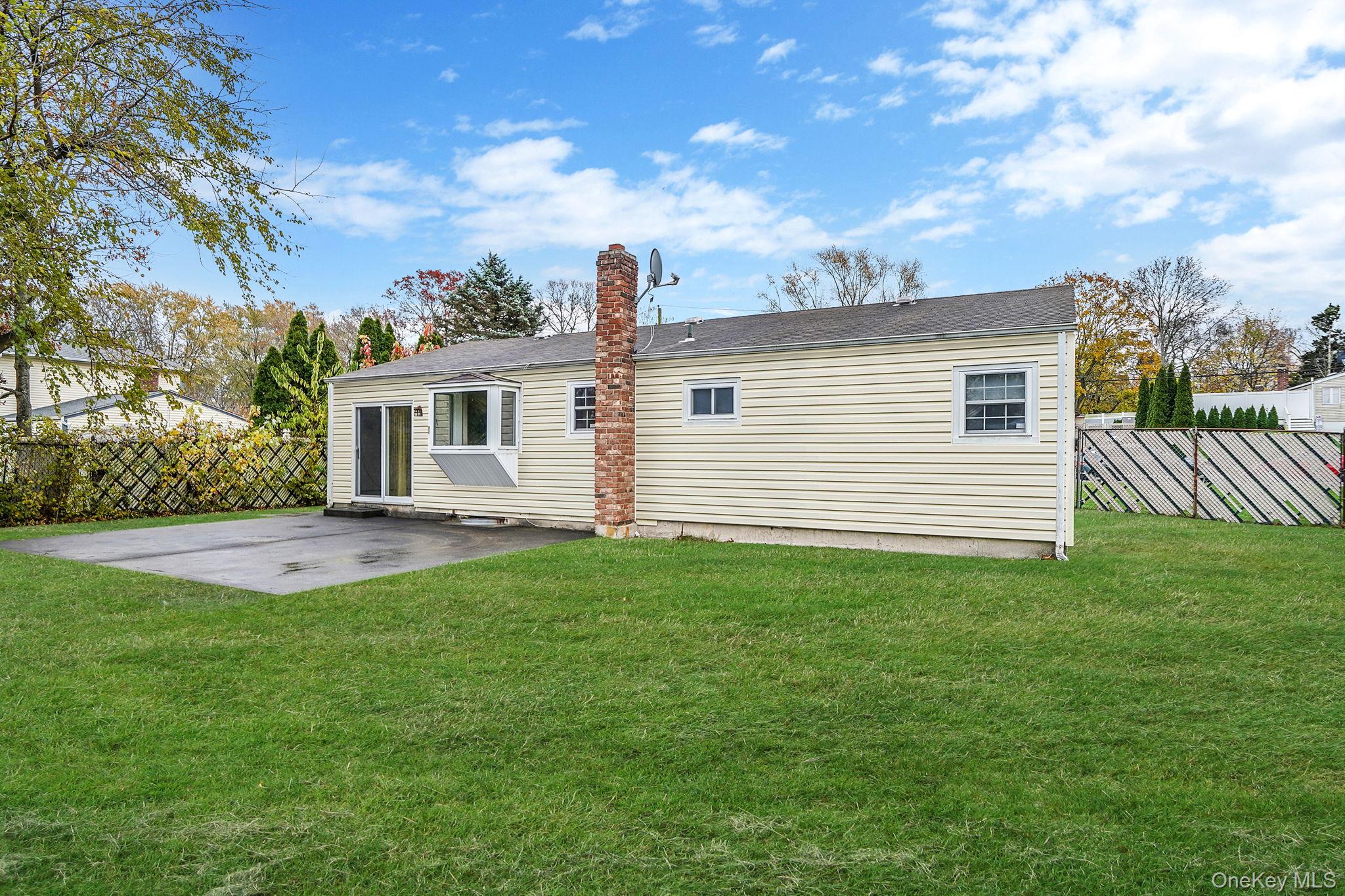 98 Rose Place, Selden, NY 11784