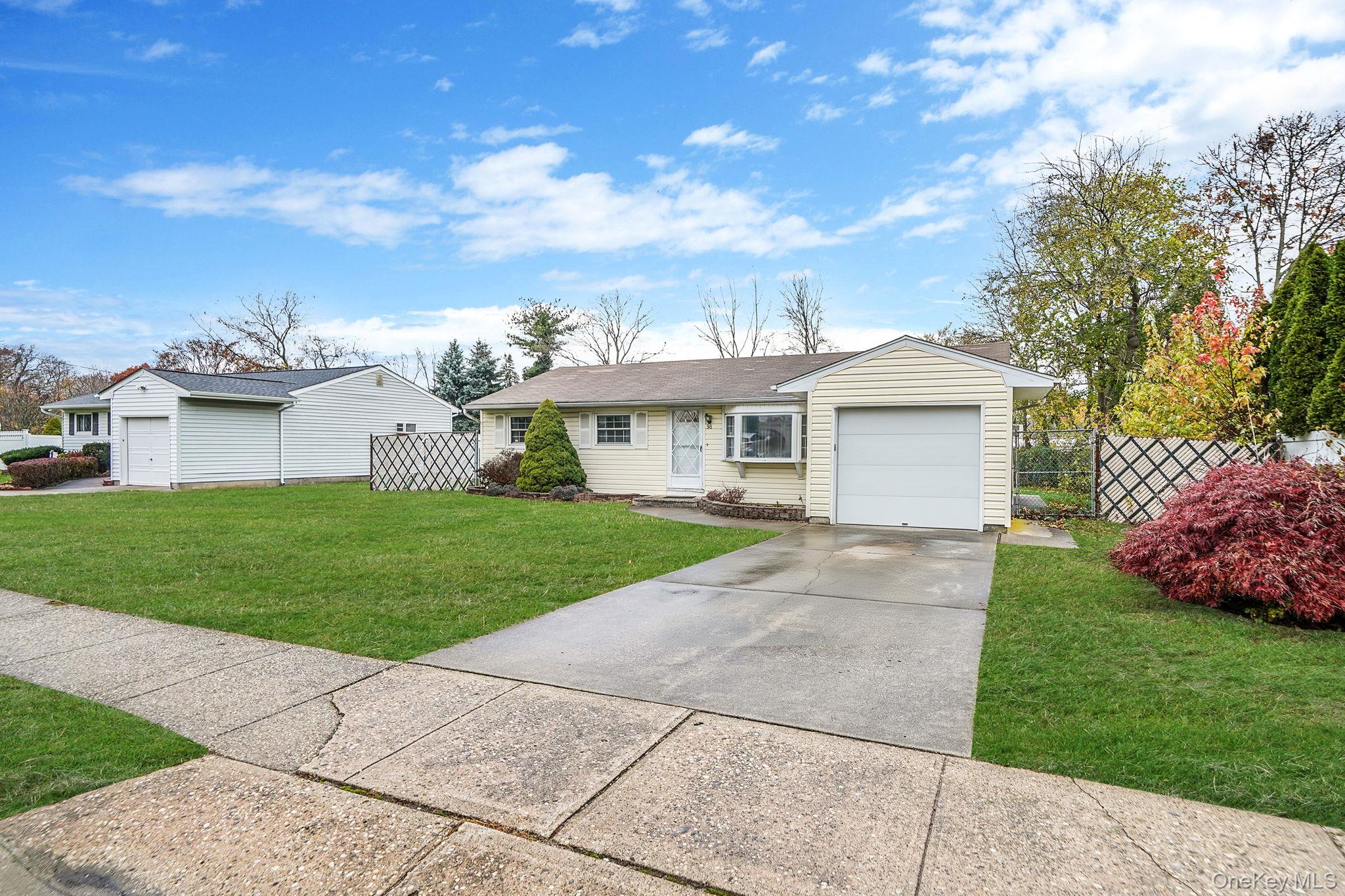 98 Rose Place, Selden, NY 11784