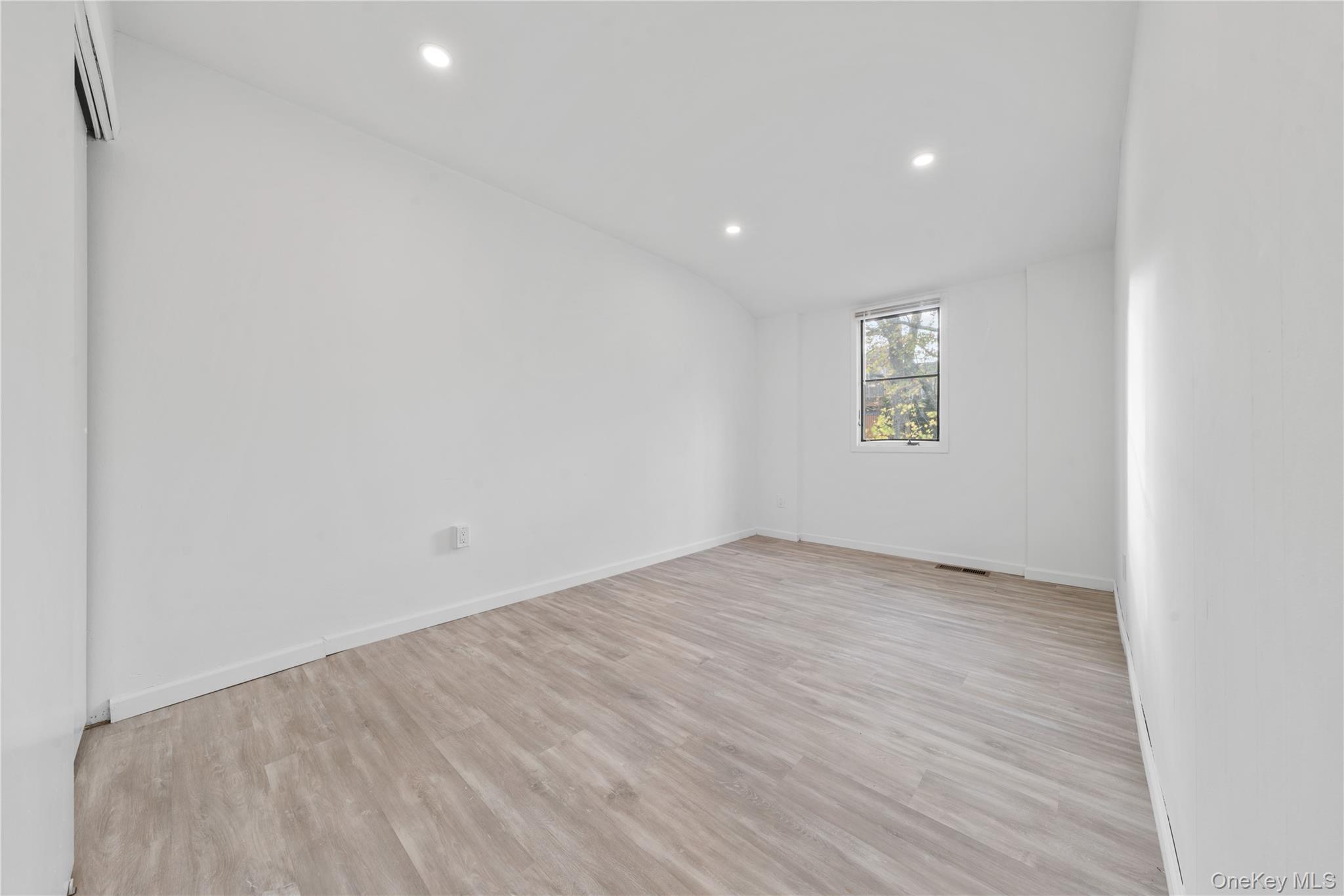 34 Wooded Way, Calverton, NY 11933