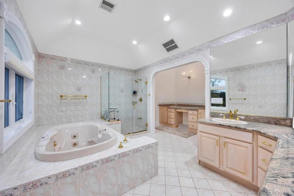 2 Old Bridge Court, Melville, NY 11747