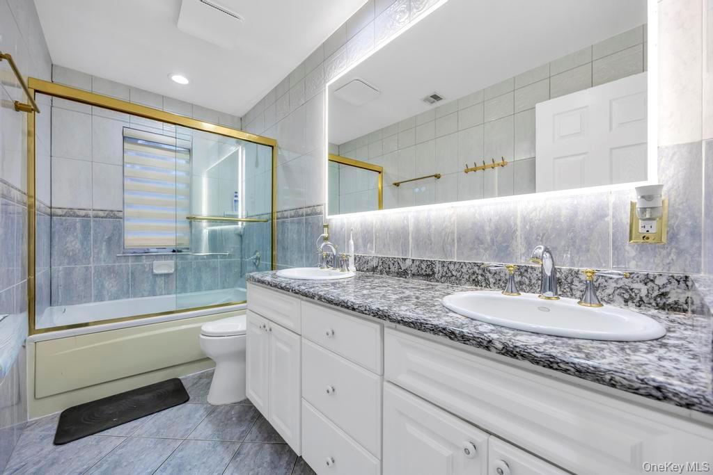 2 Old Bridge Court, Melville, NY 11747