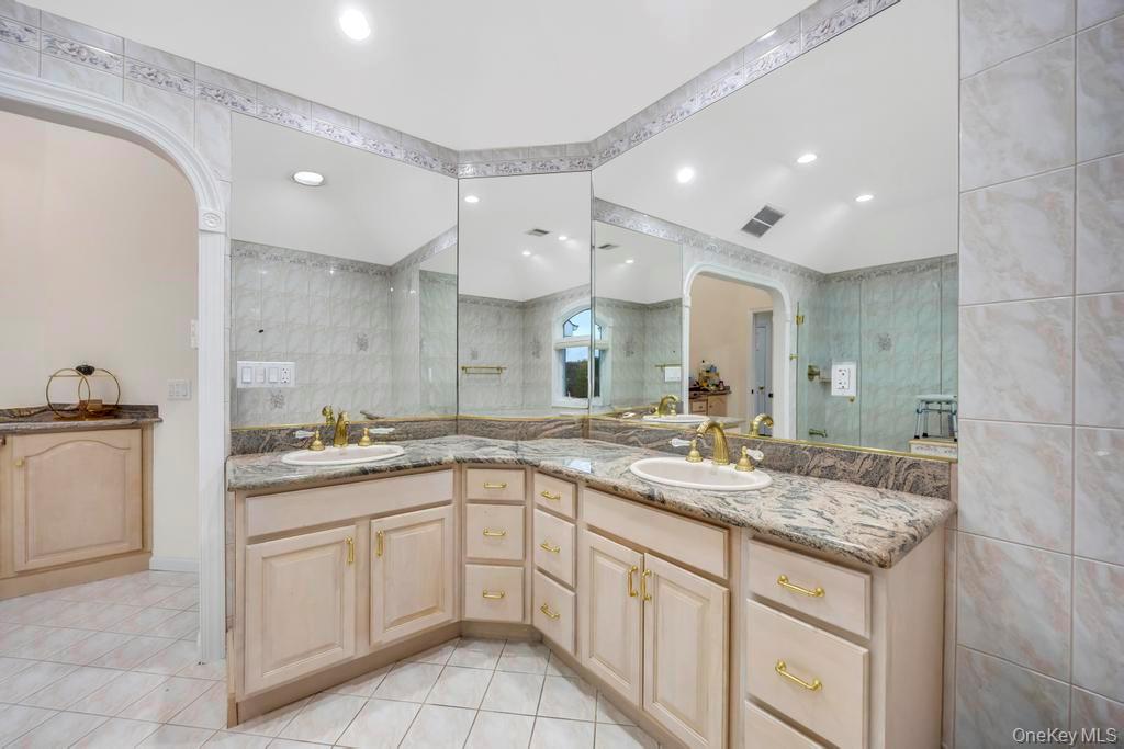 2 Old Bridge Court, Melville, NY 11747