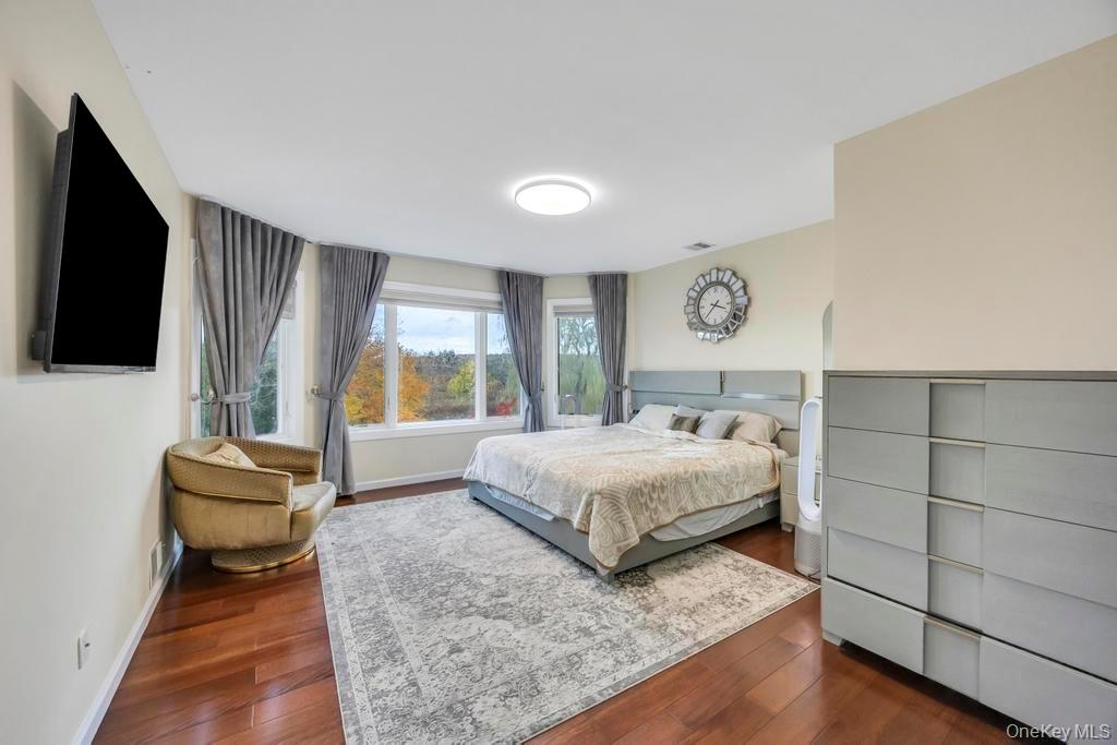 2 Old Bridge Court, Melville, NY 11747