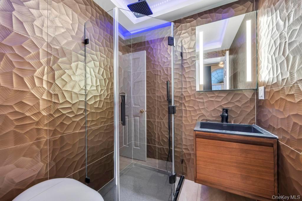 2 Old Bridge Court, Melville, NY 11747