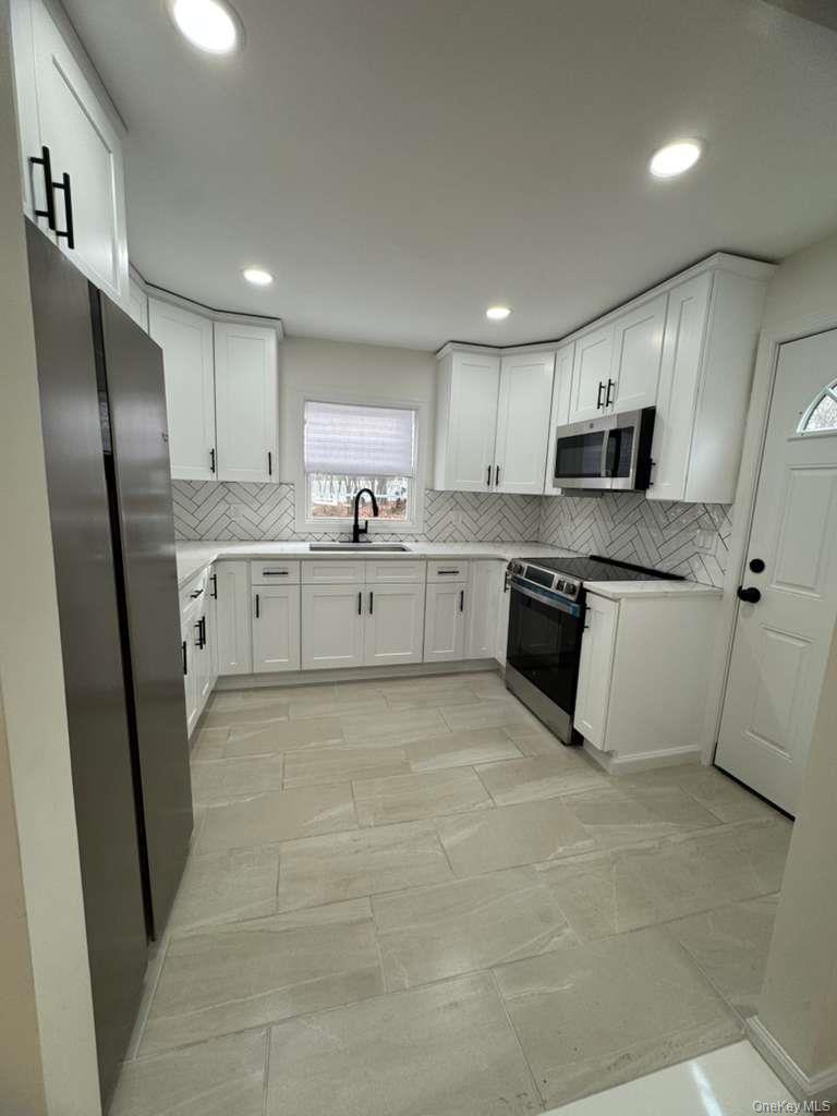 78 carr ln, Coram, NY 11727