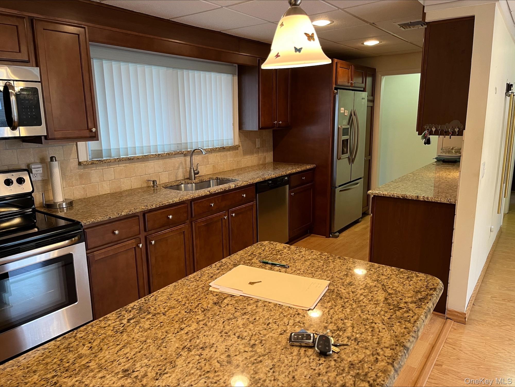 10 Pine Street N, Lake Grove, NY 11755