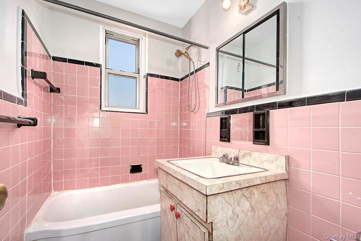 27-10 Parsons Boulevard # 6H, Flushing, NY 11354