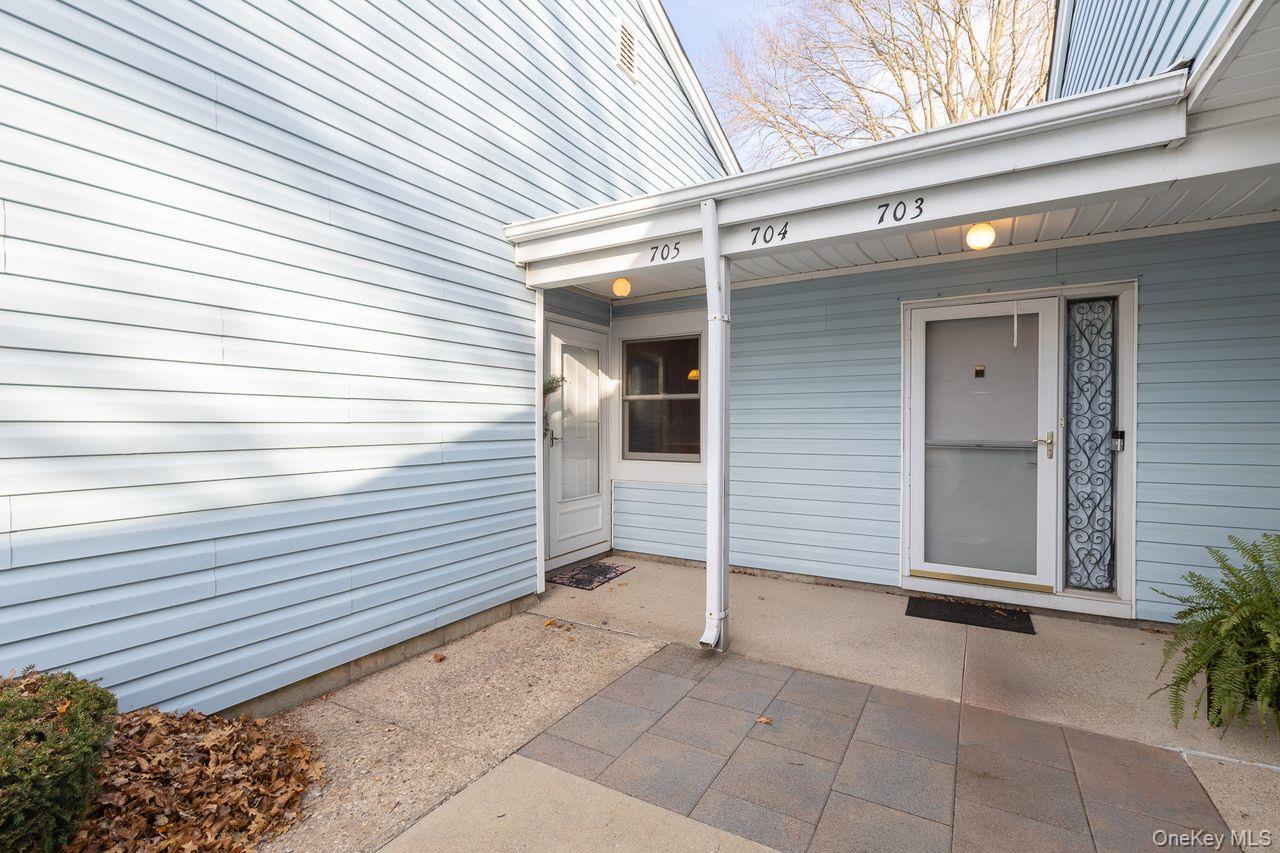 705 Cabot Court W, Saint James, NY 11780