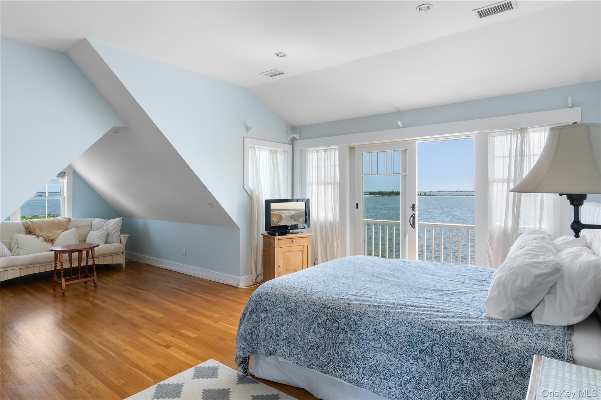 36 Oak Lane, Hampton Bays, NY 11946