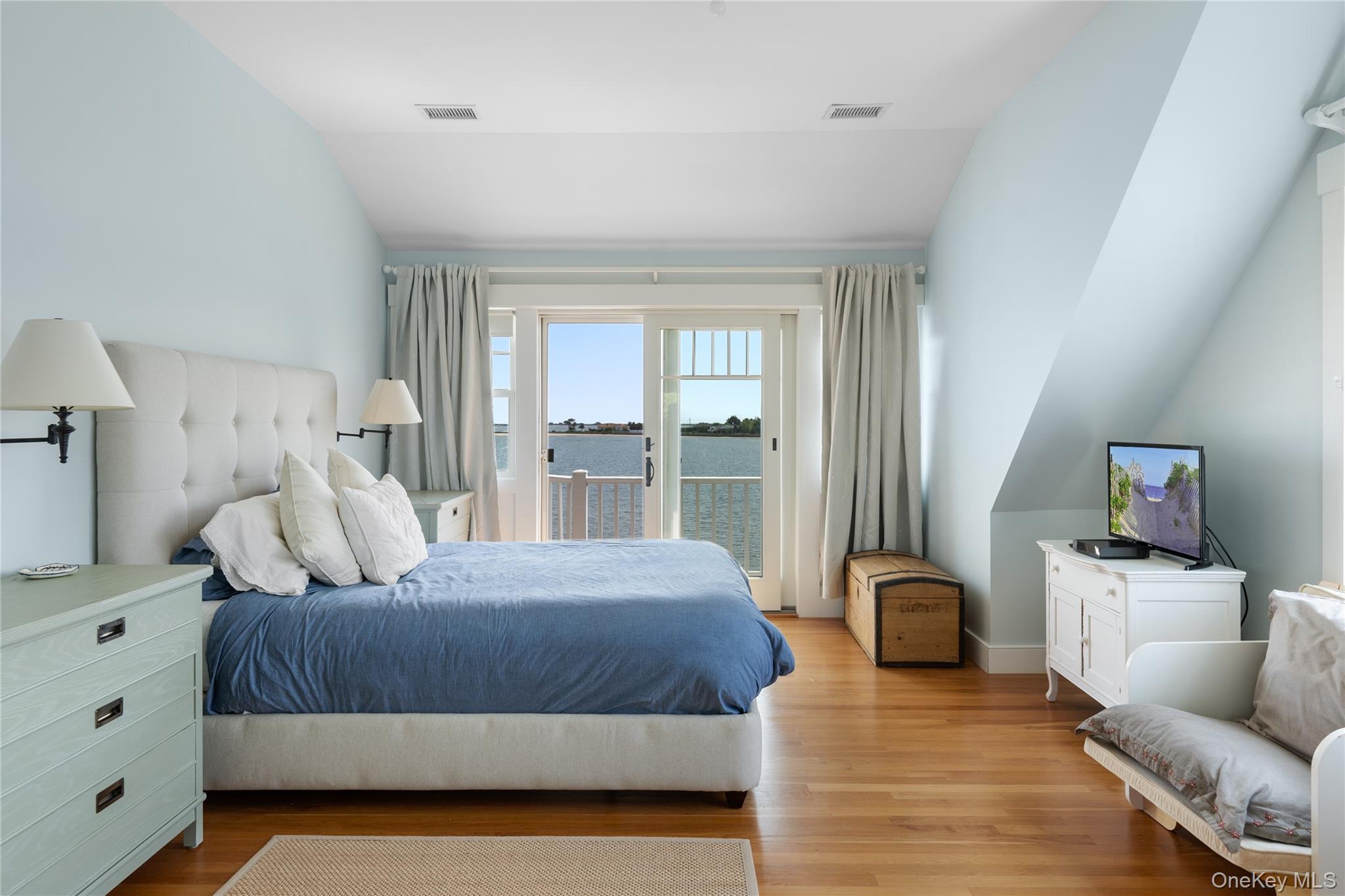 36 Oak Lane, Hampton Bays, NY 11946