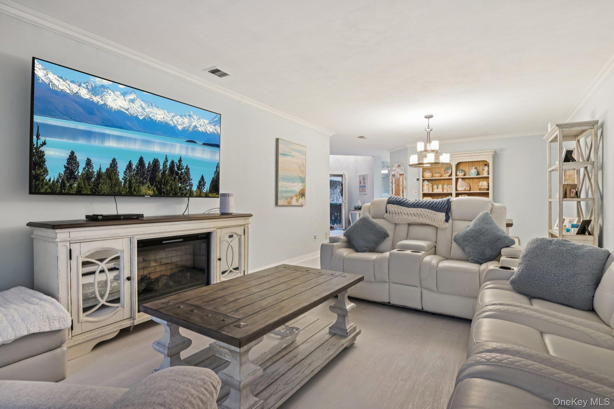 16 Hampshire Court, Holbrook, NY 11741