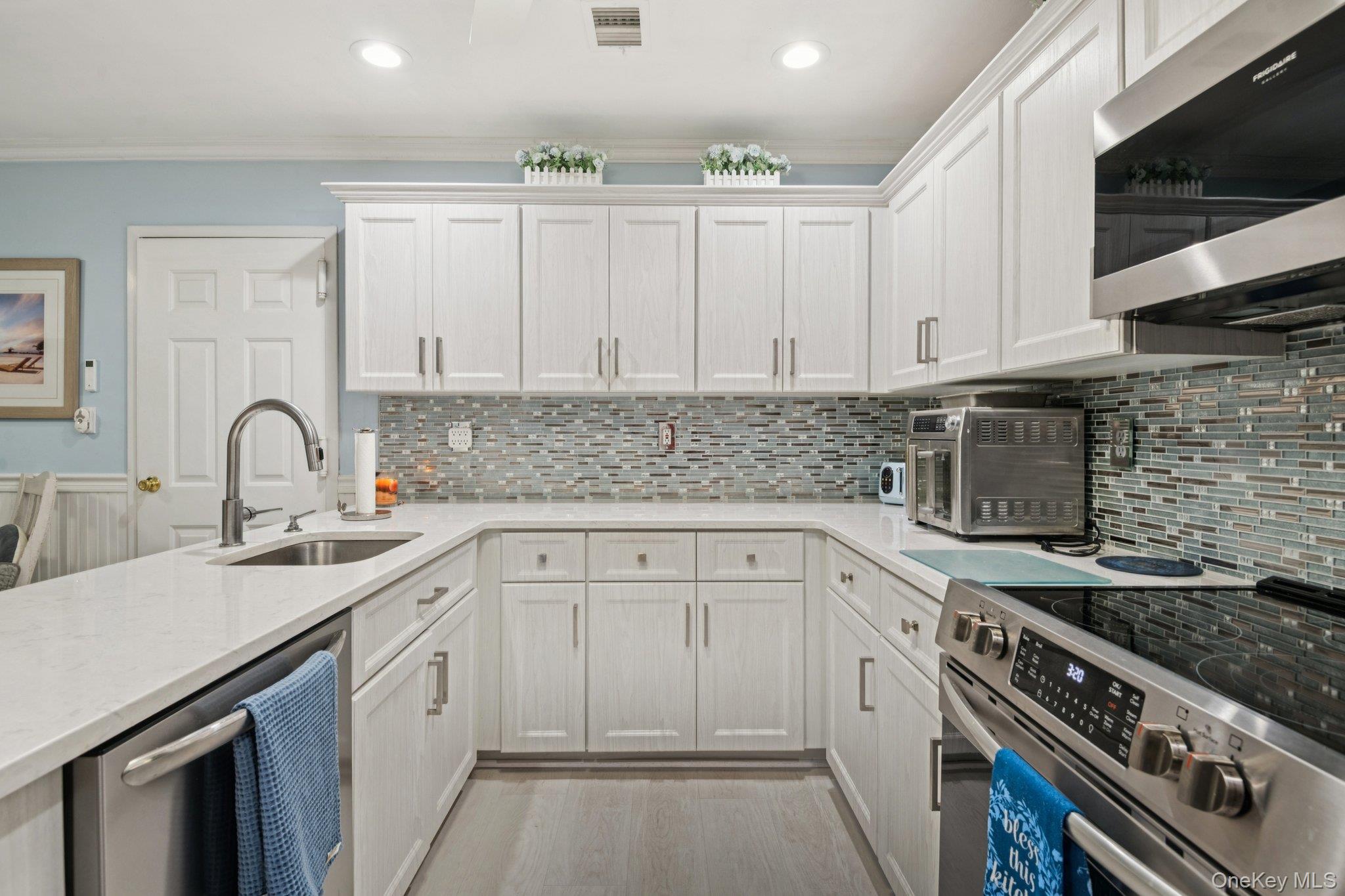 16 Hampshire Court, Holbrook, NY 11741