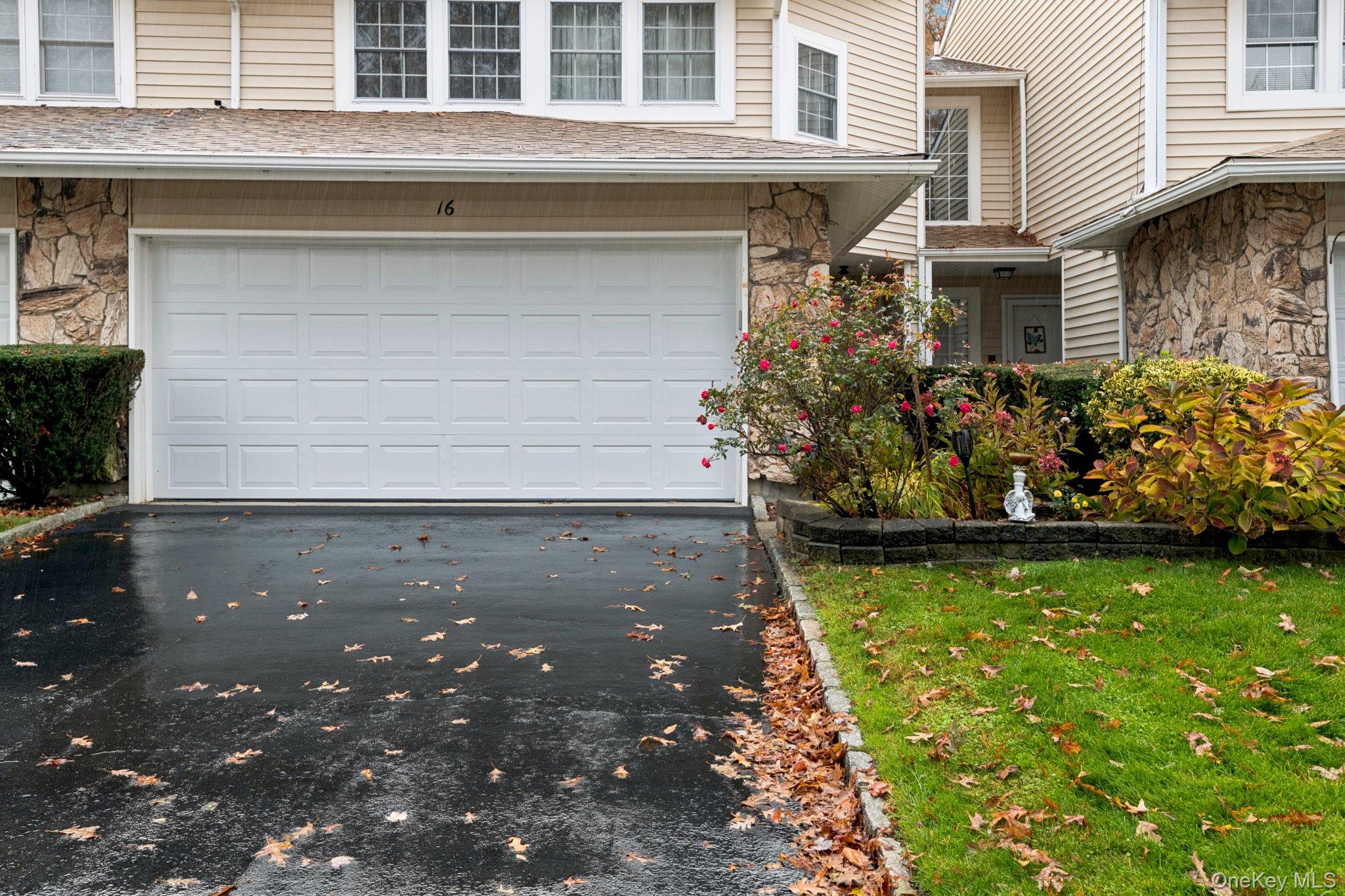 16 Hampshire Court, Holbrook, NY 11741