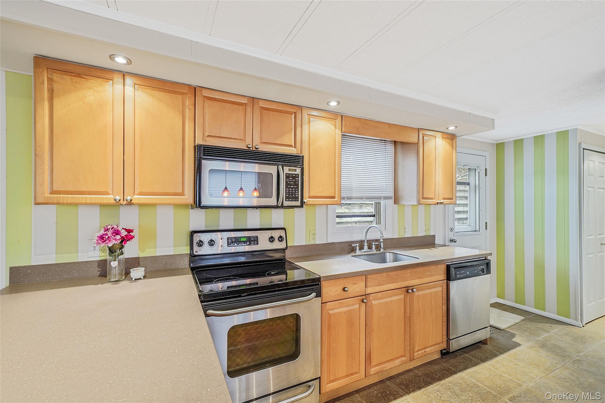 91 Village Circle W, Manorville, NY 11949