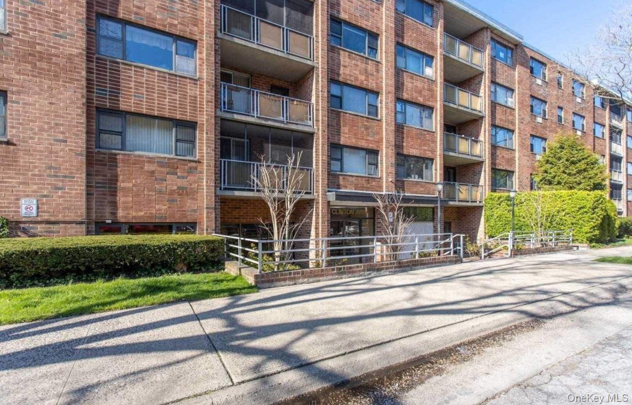 100 Clinton Avenue # 1V, Mineola, NY 11501