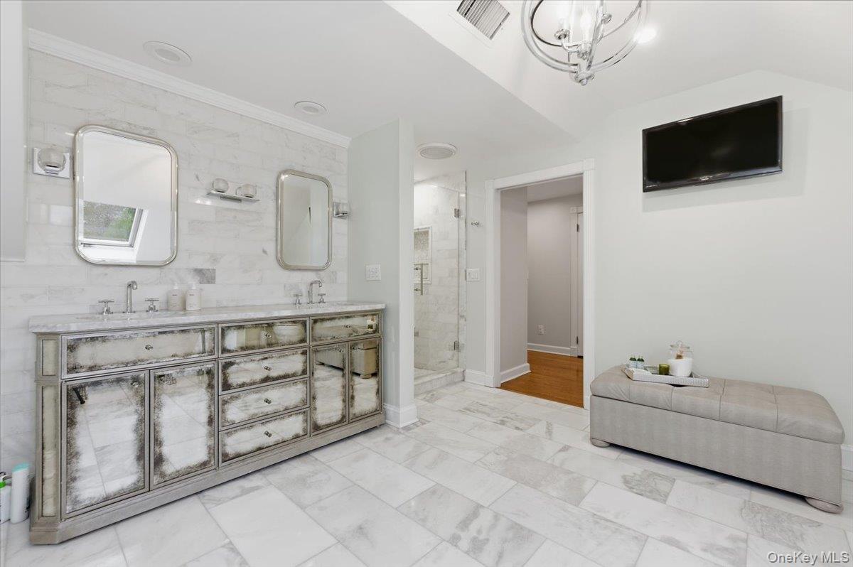 5 Kanes Lane, Huntington Bay, NY 11743