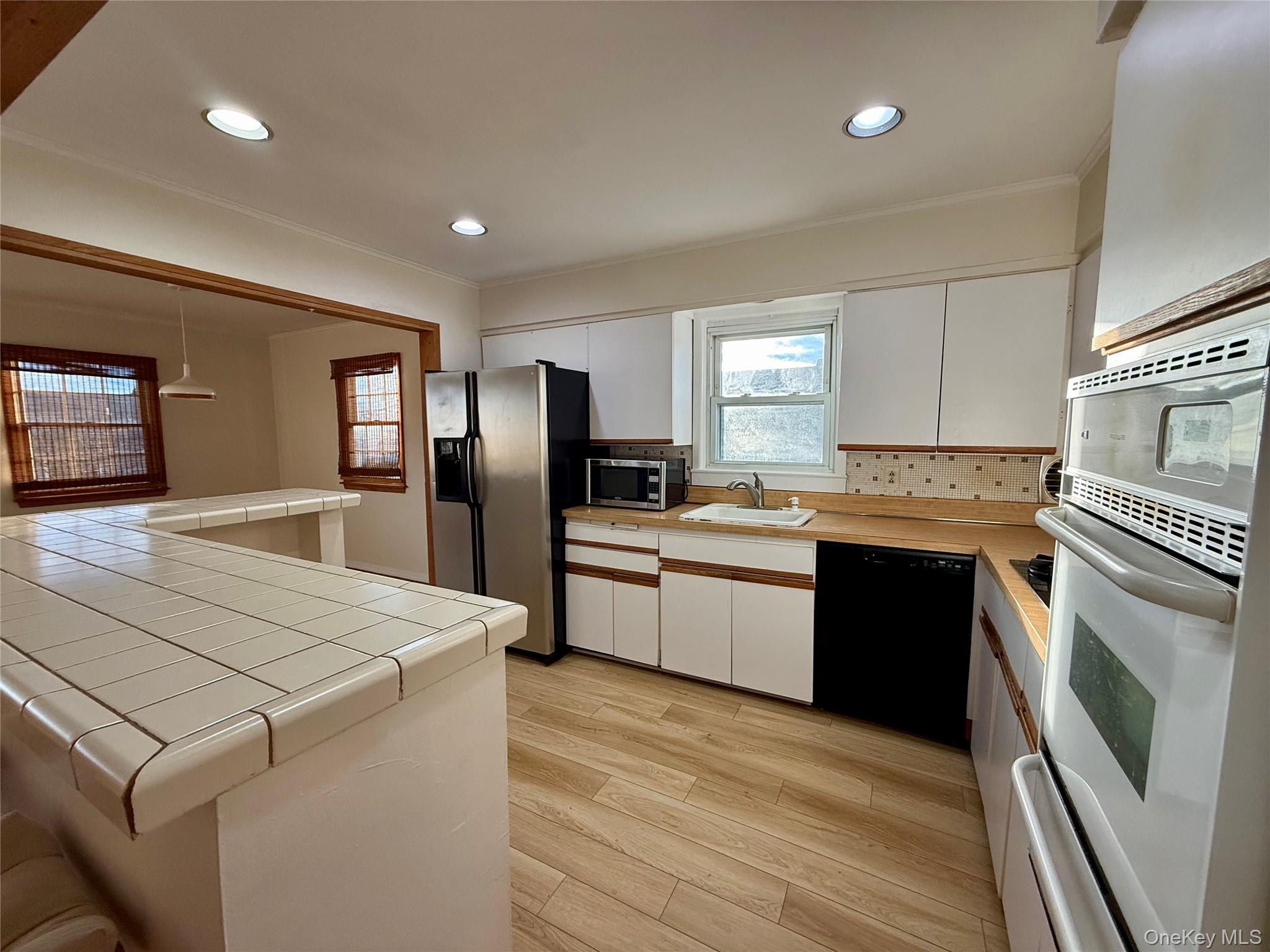 575 E Fulton Street # Upper, Long Beach, NY 11561