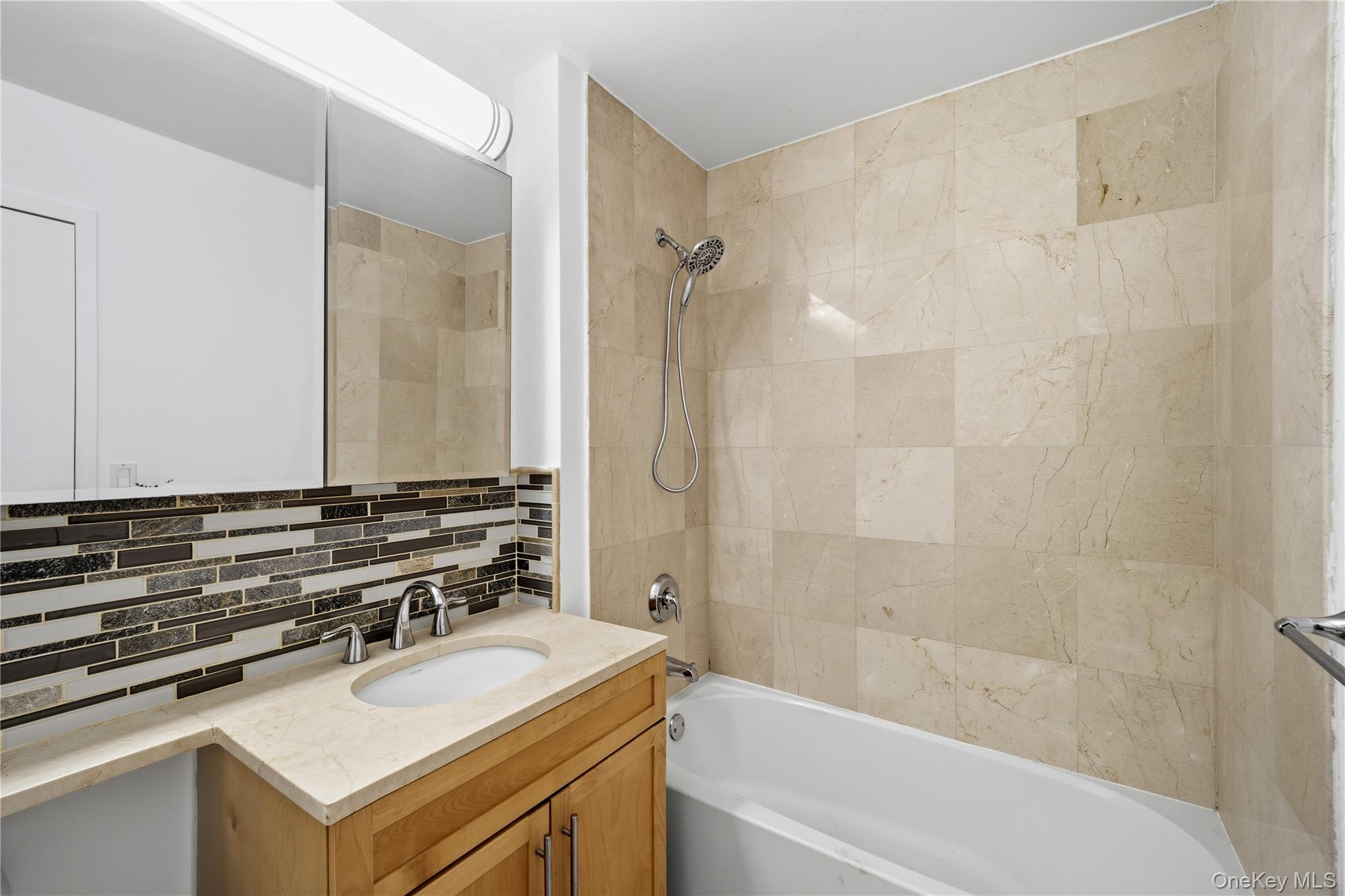 40-28 college point Boulevard # 1002, Flushing, NY 11354