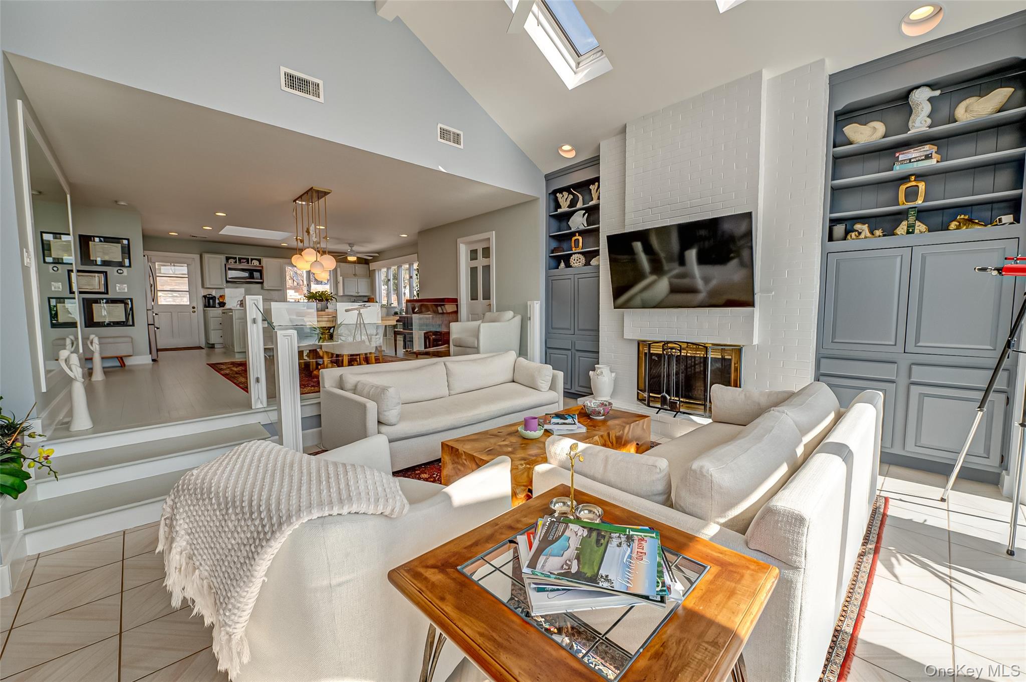 321 E Montauk Highway, Hampton Bays, NY 11946