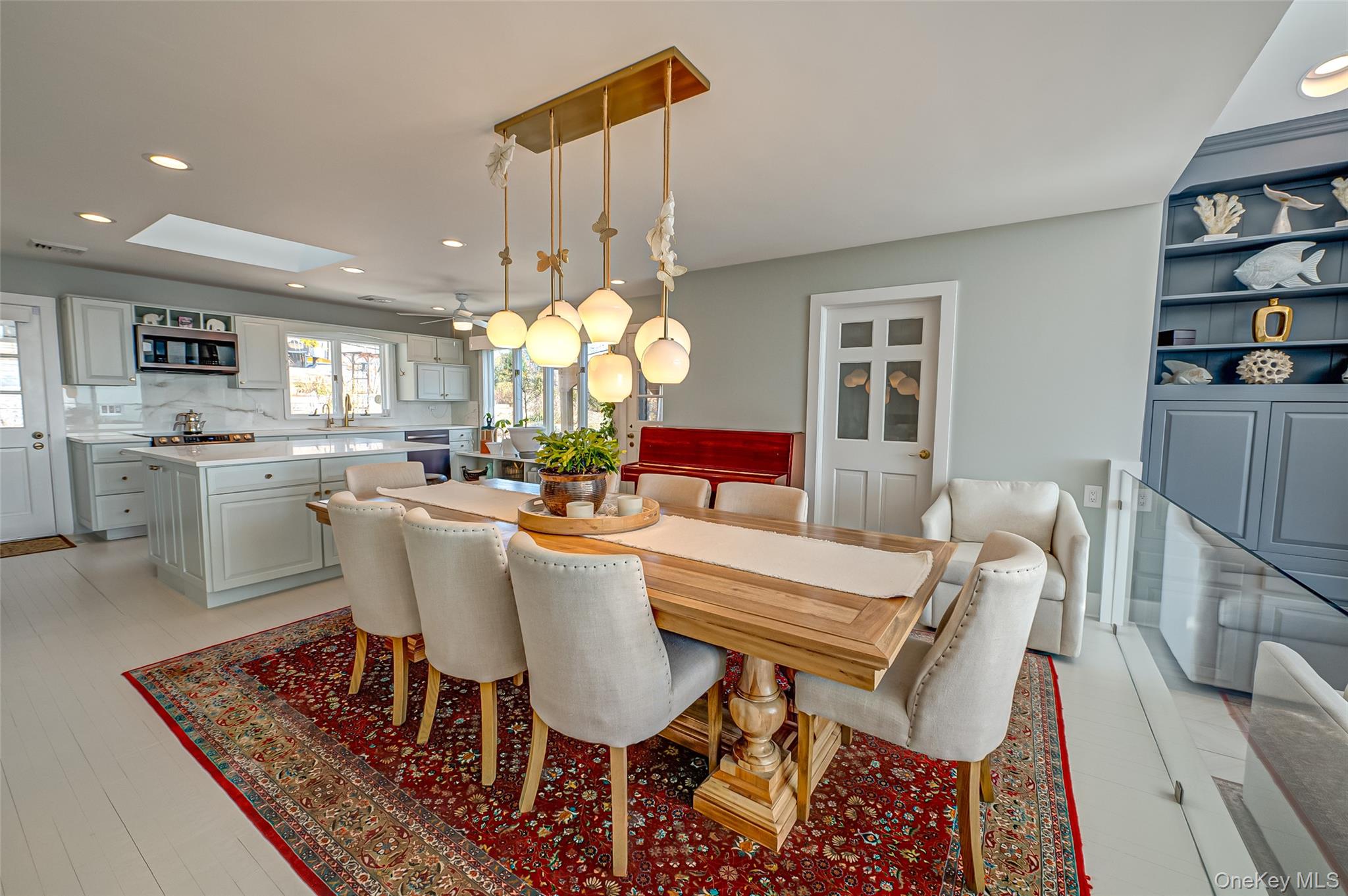 321 E Montauk Highway, Hampton Bays, NY 11946