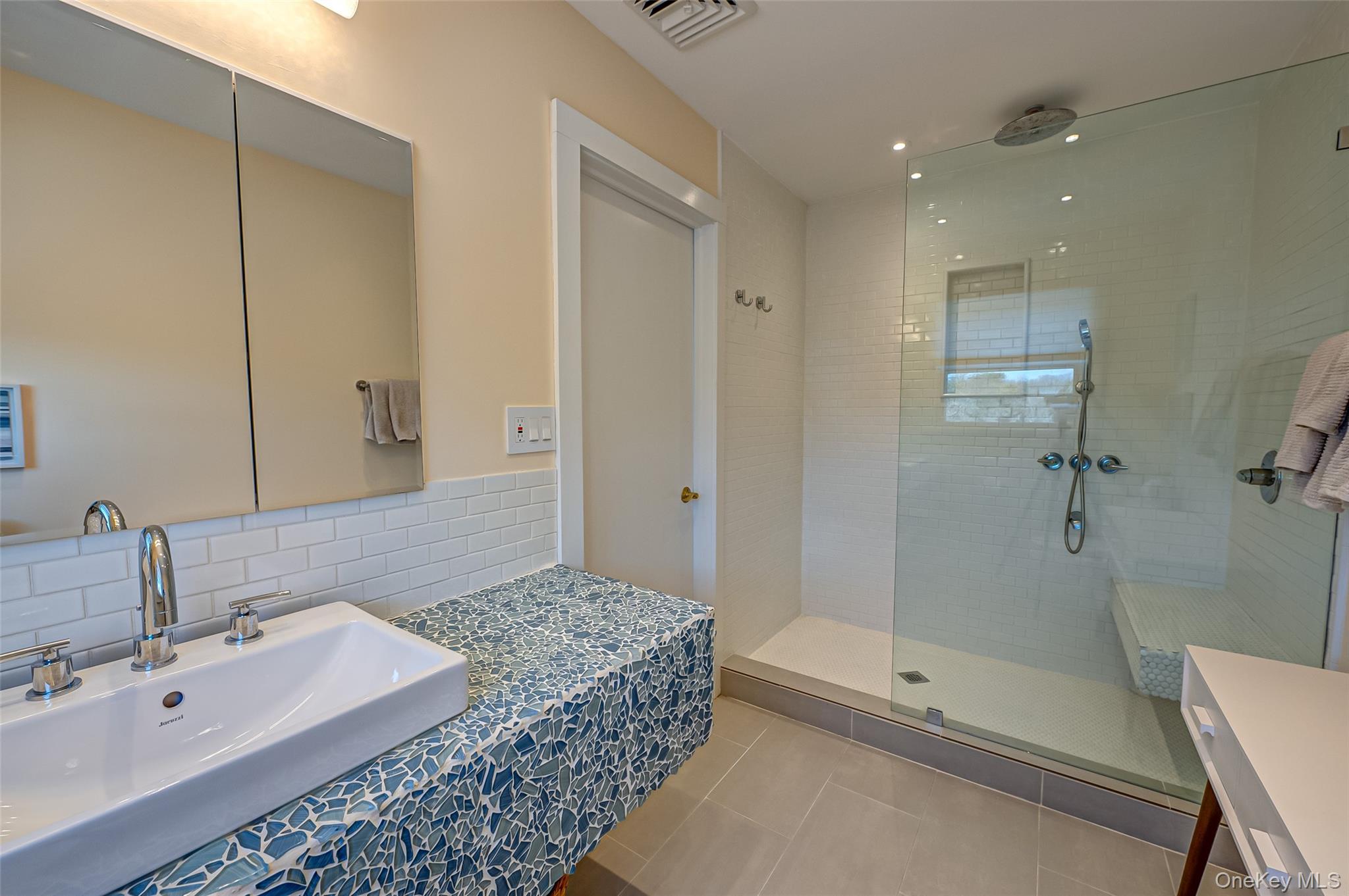 321 E Montauk Highway, Hampton Bays, NY 11946