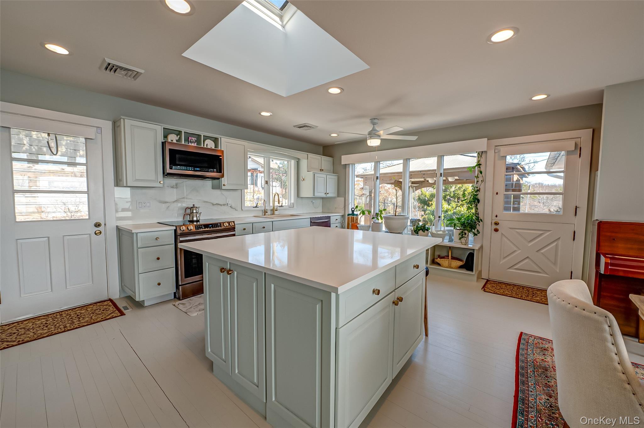 321 E Montauk Highway, Hampton Bays, NY 11946