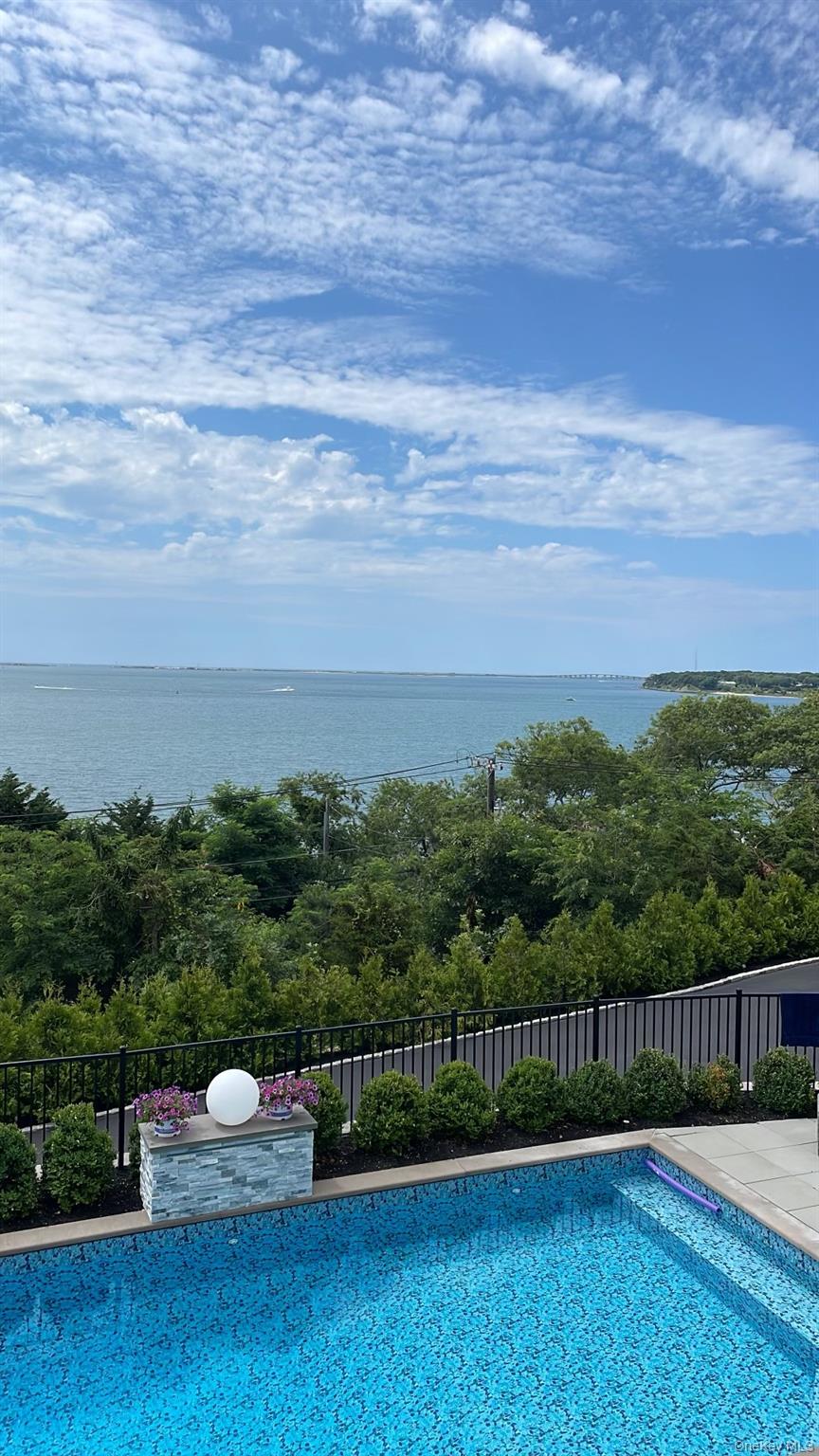 321 E Montauk Highway, Hampton Bays, NY 11946