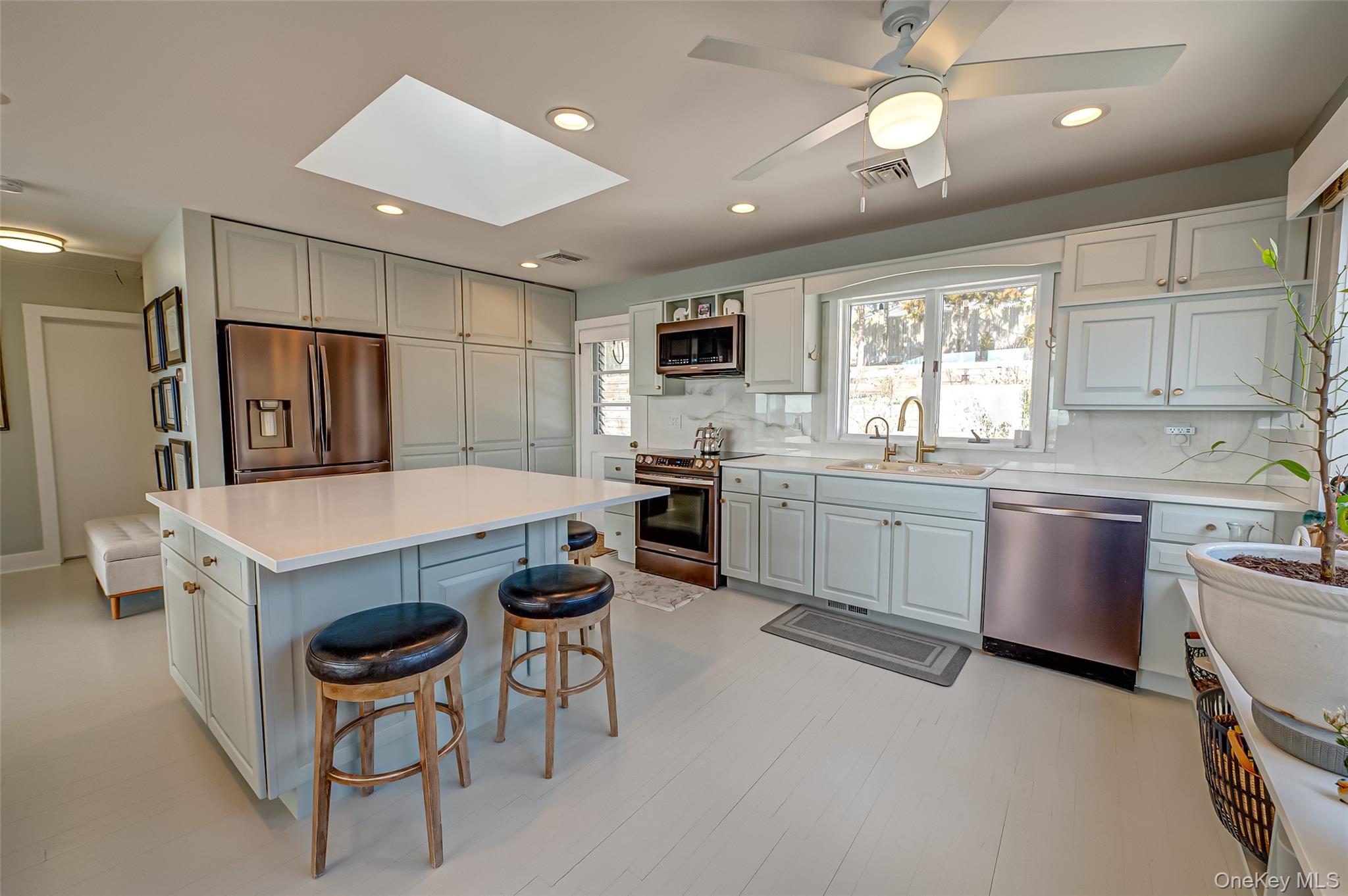 321 E Montauk Highway, Hampton Bays, NY 11946