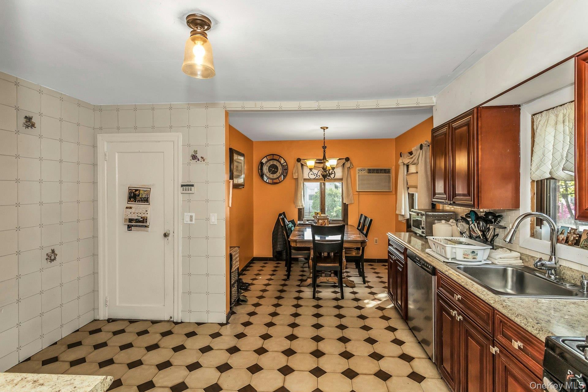 33 Cleveland Street, Valley Stream, NY 11580