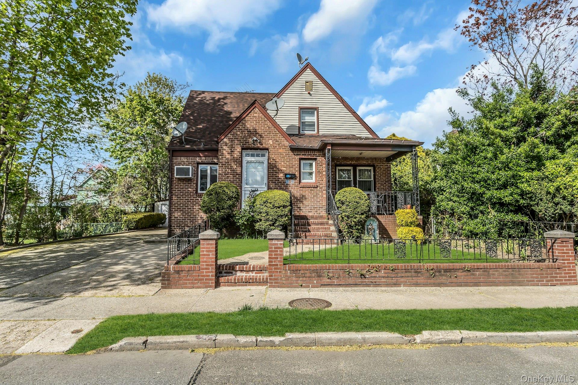 33 Cleveland Street, Valley Stream, NY 11580