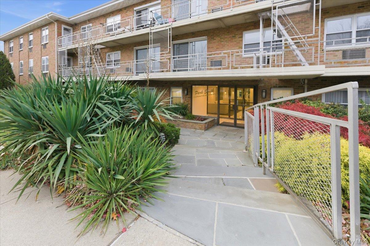 90 S Park Avenue # B2, Rockville Centre, NY 11570