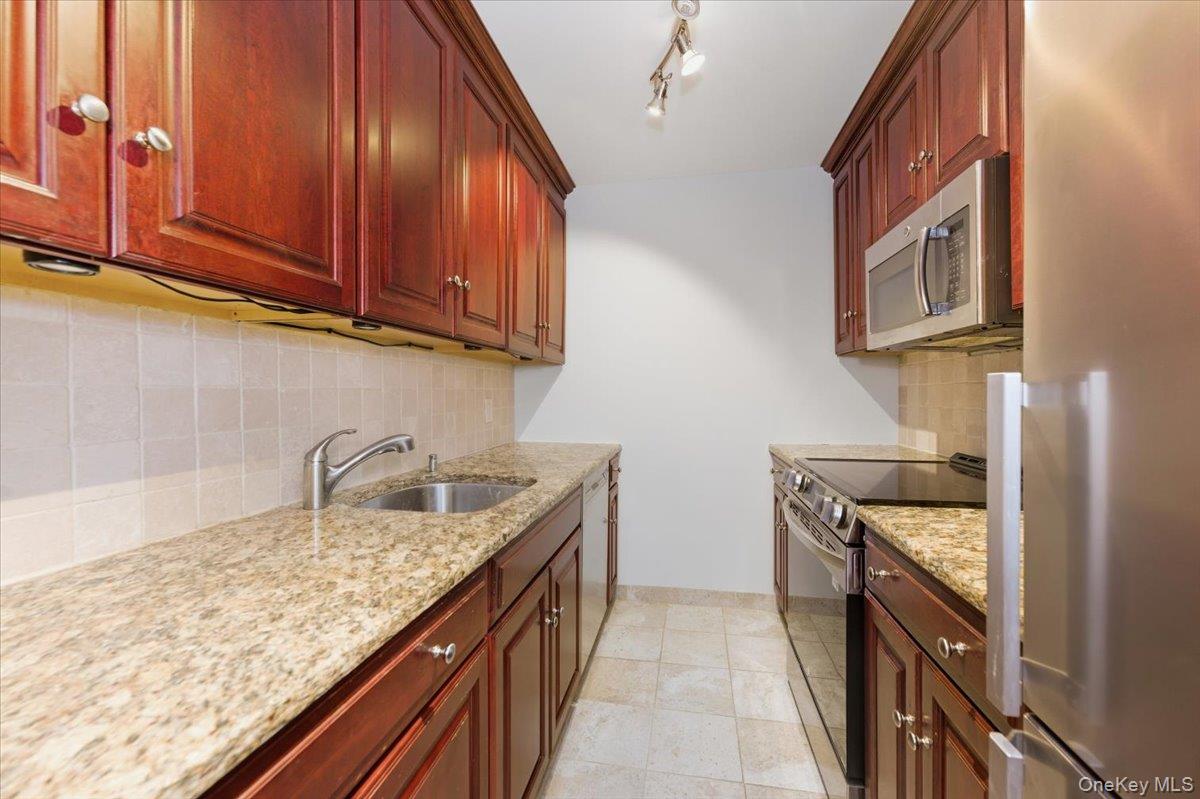 90 S Park Avenue # B2, Rockville Centre, NY 11570