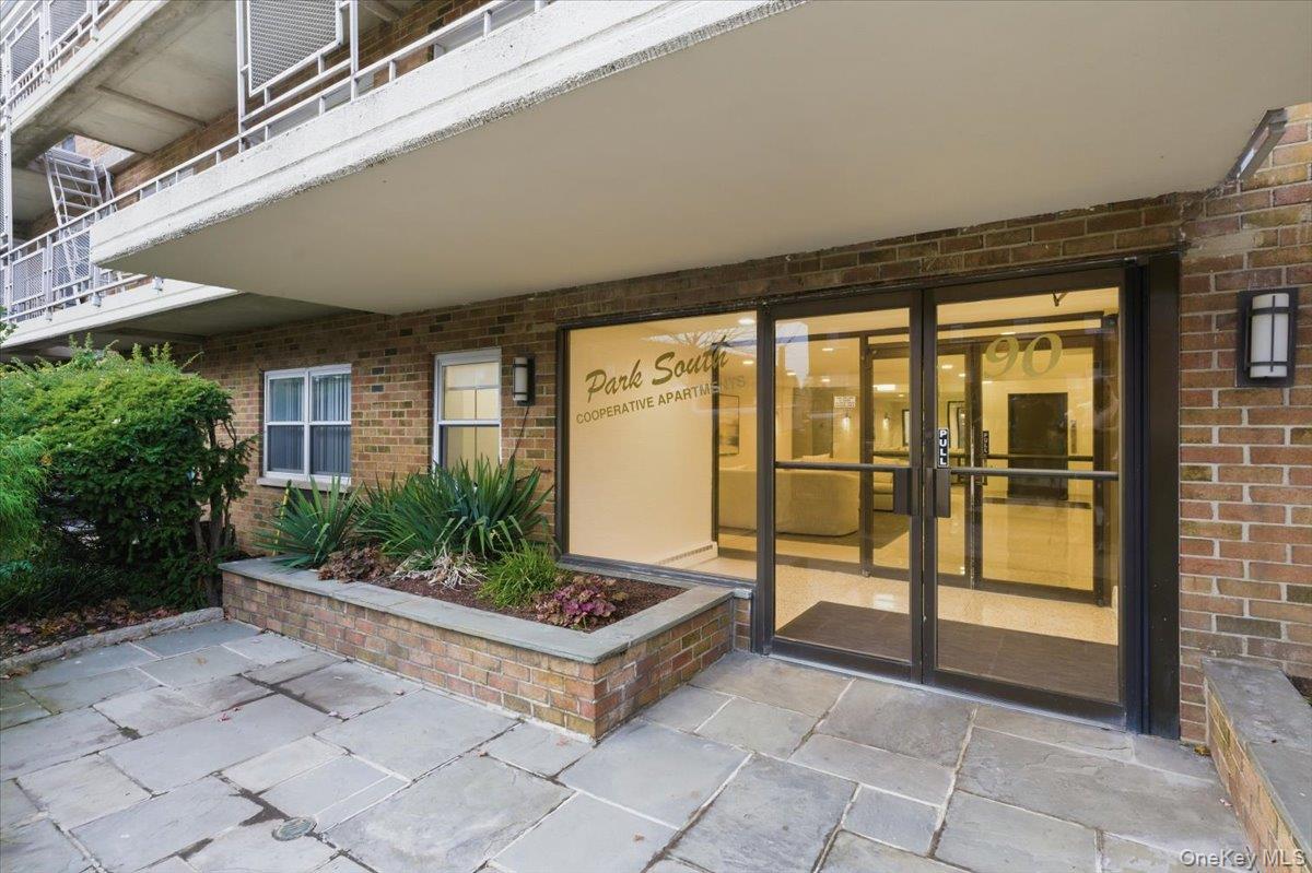 90 S Park Avenue # B2, Rockville Centre, NY 11570