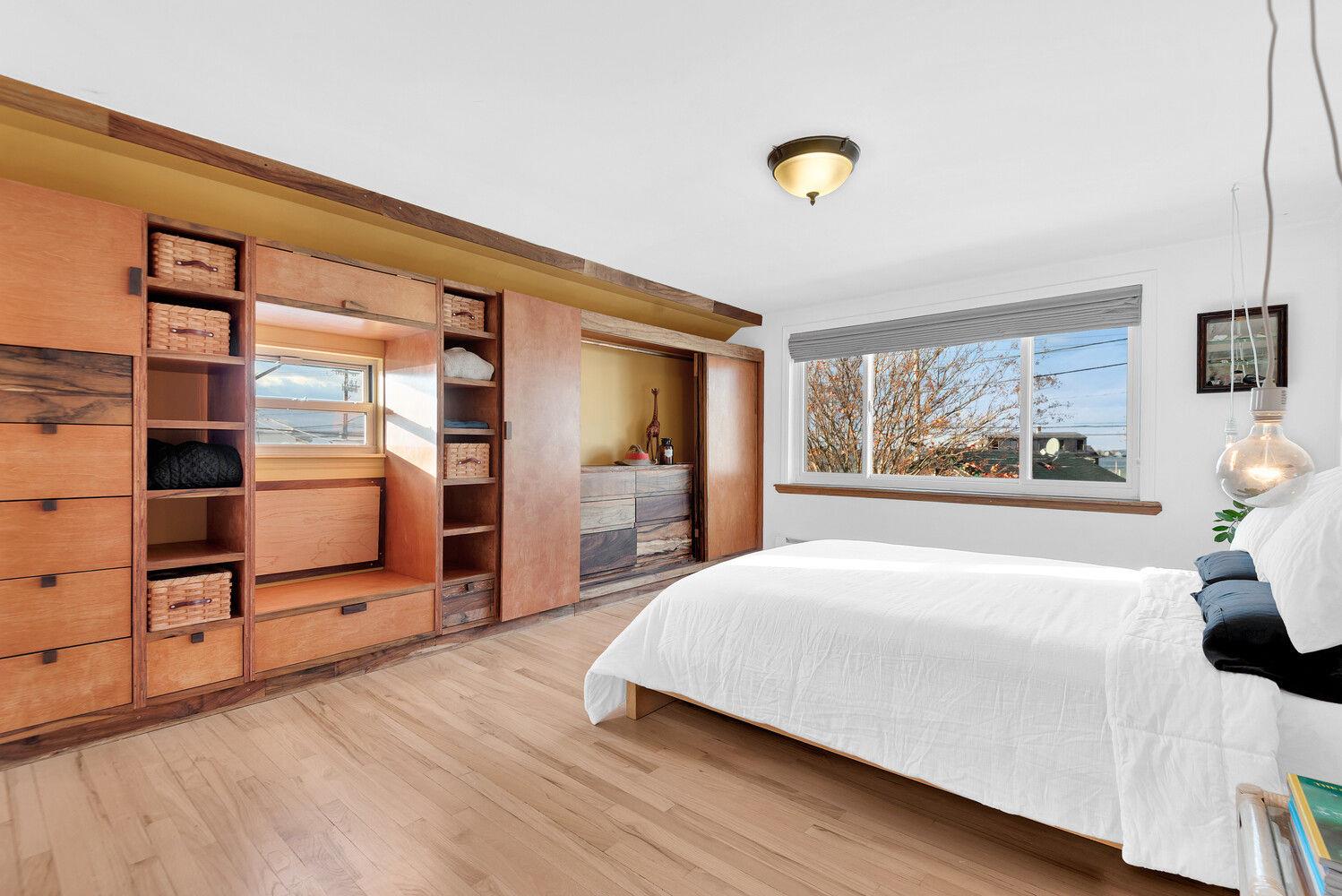 345 DORMANS Court, Queens, NY 11693