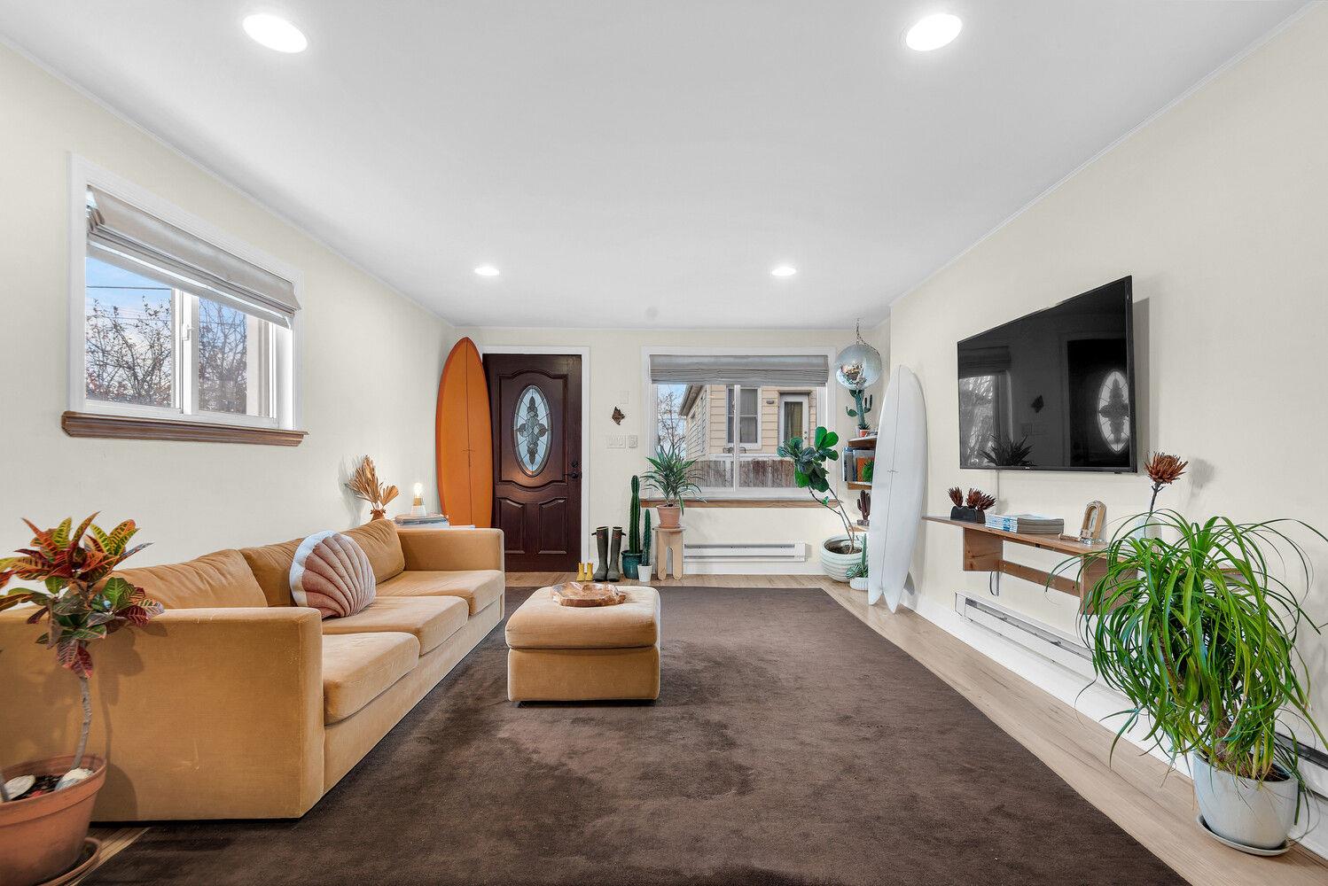 345 DORMANS Court, Queens, NY 11693