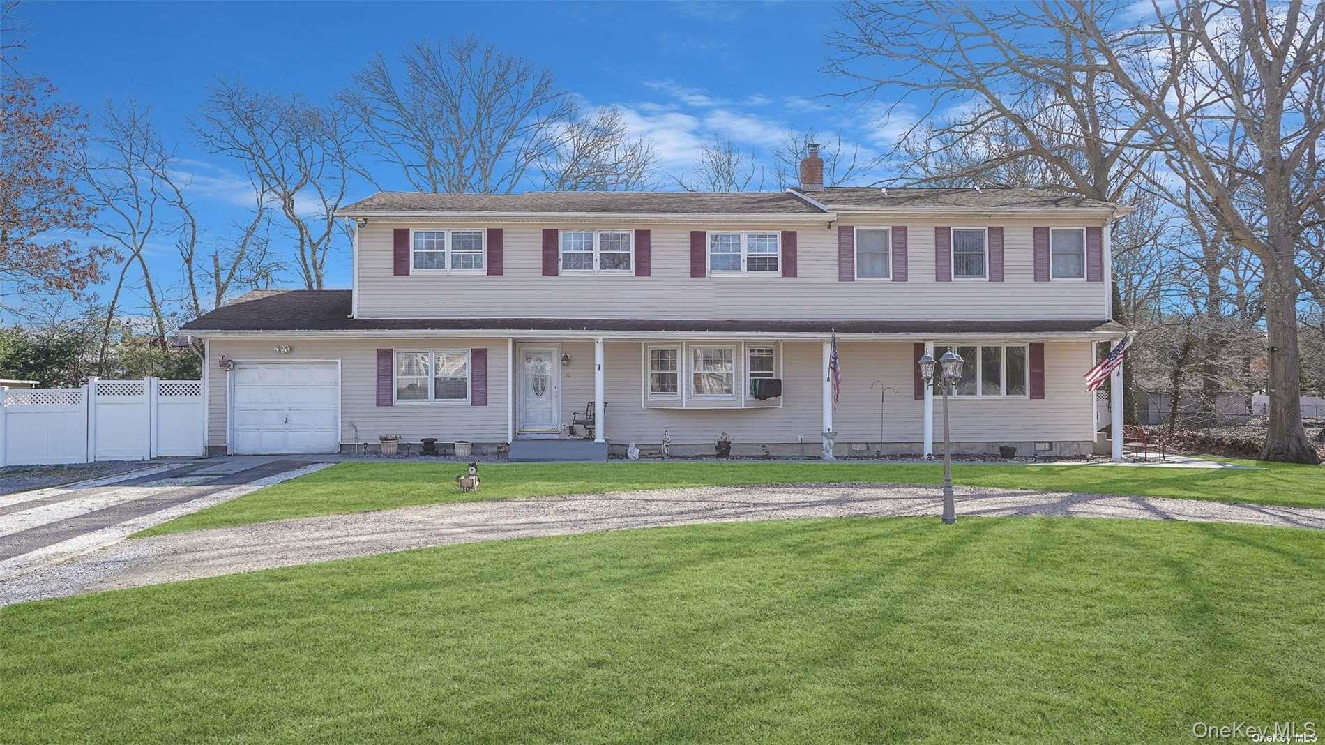 10 Maria Court, Holbrook, NY 11741