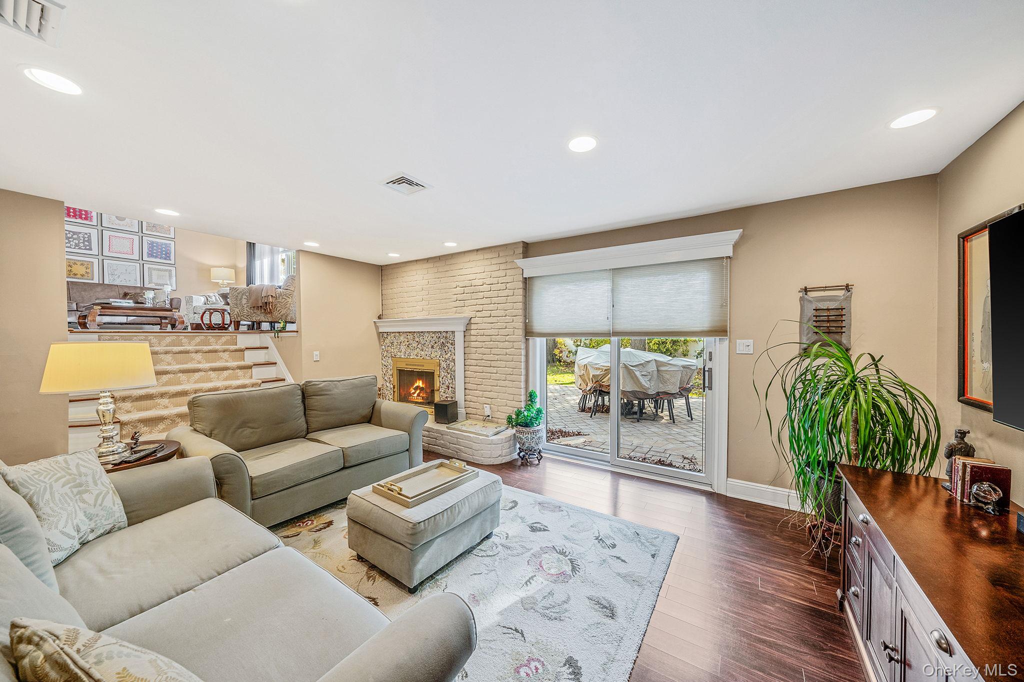 28 Cedarwood Lane, Commack, NY 11725