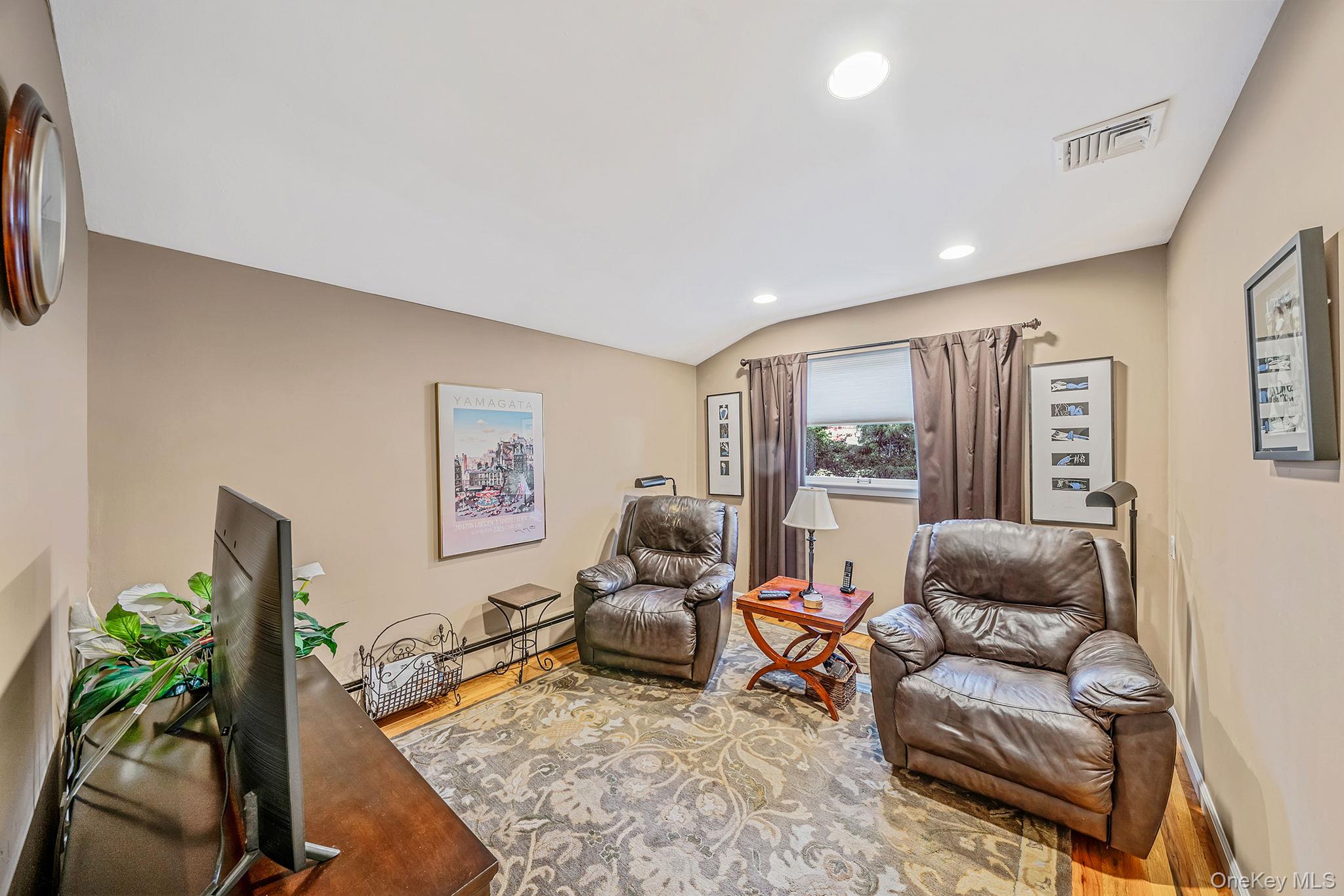 28 Cedarwood Lane, Commack, NY 11725