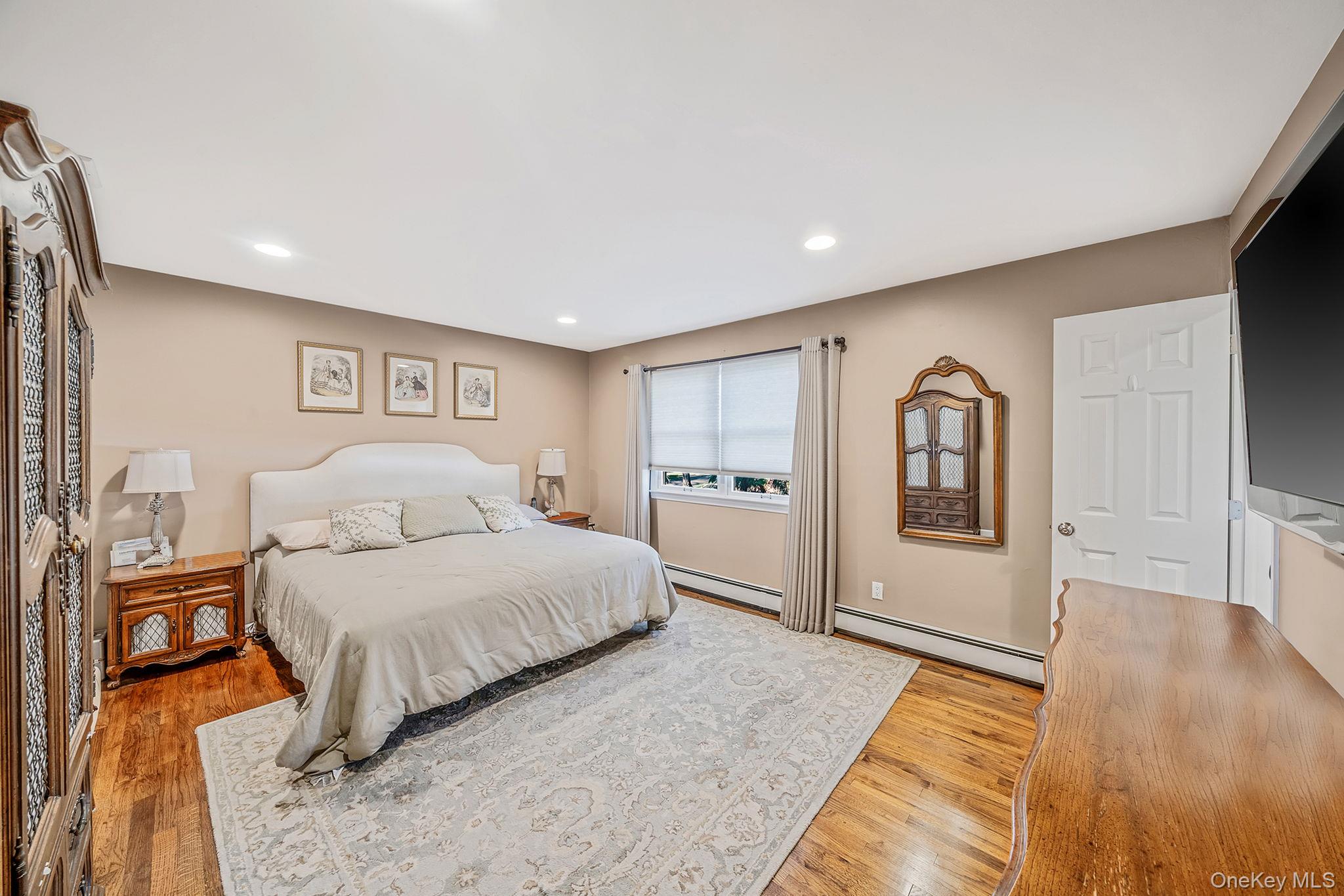 28 Cedarwood Lane, Commack, NY 11725