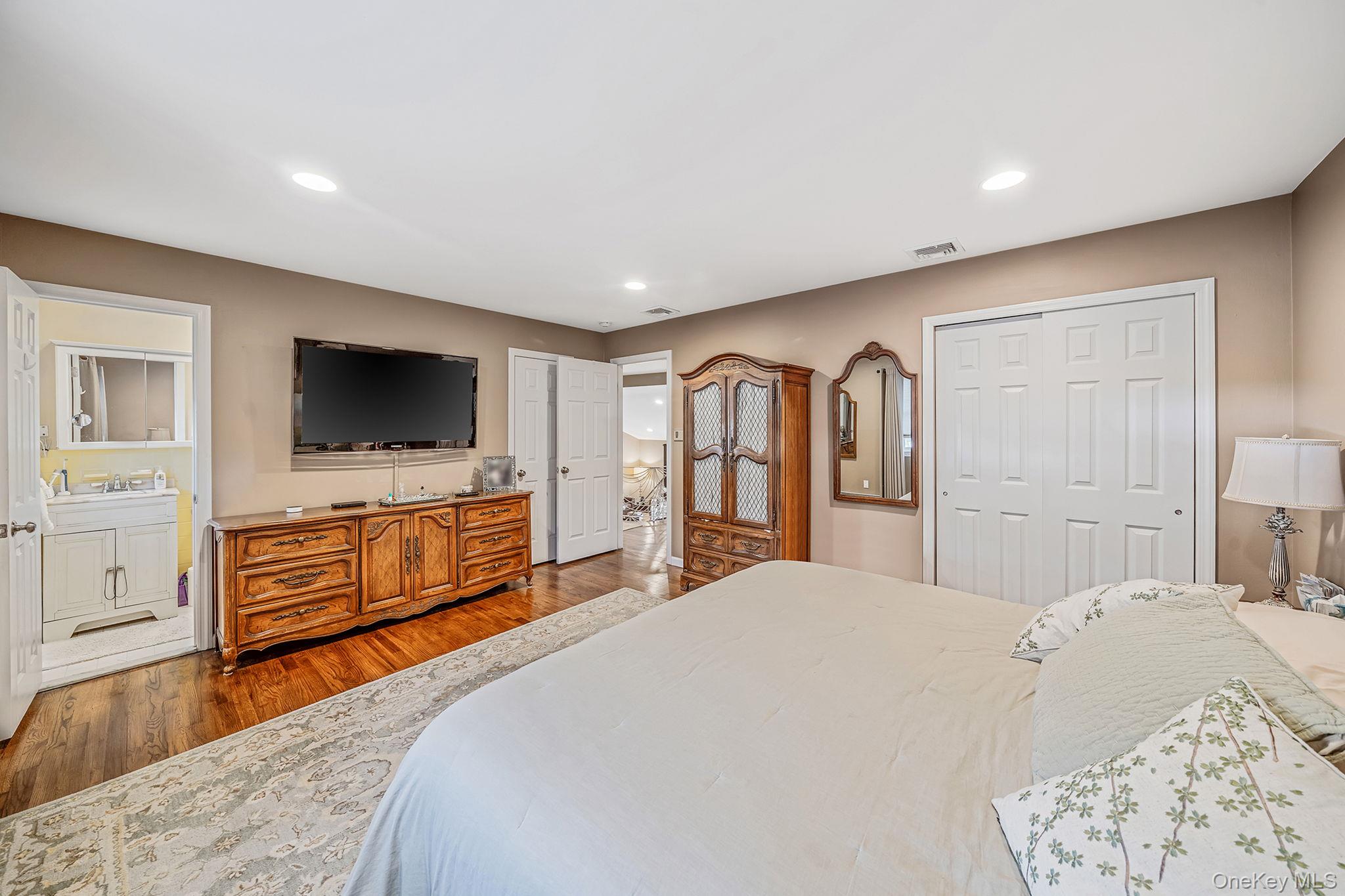 28 Cedarwood Lane, Commack, NY 11725