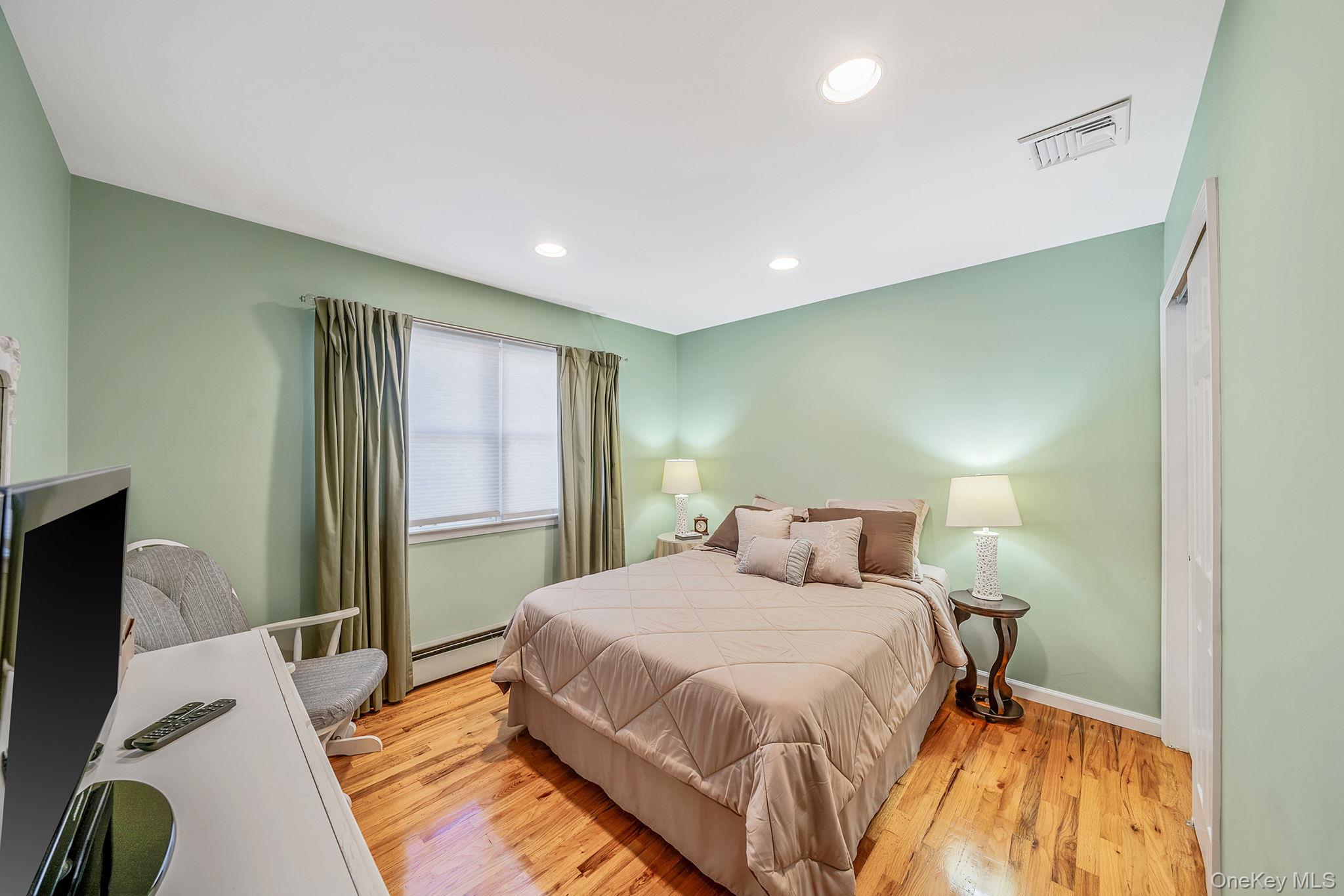 28 Cedarwood Lane, Commack, NY 11725