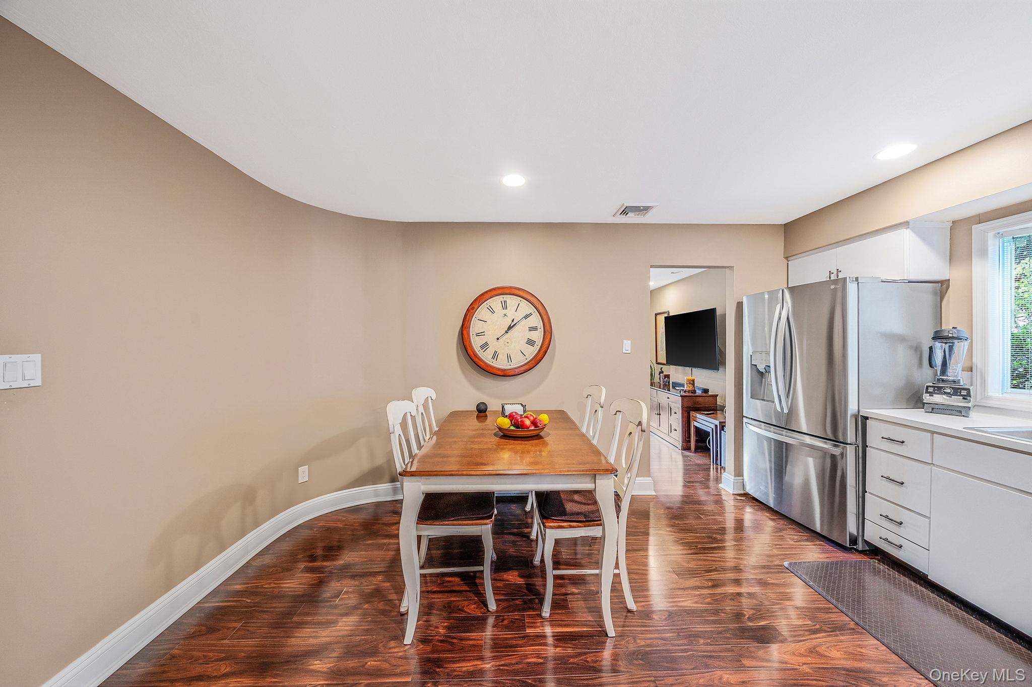 28 Cedarwood Lane, Commack, NY 11725