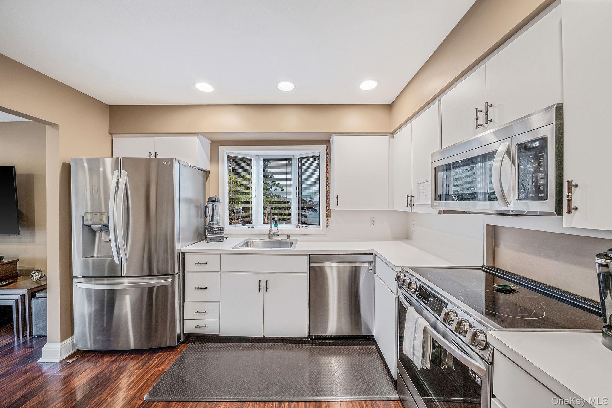 28 Cedarwood Lane, Commack, NY 11725