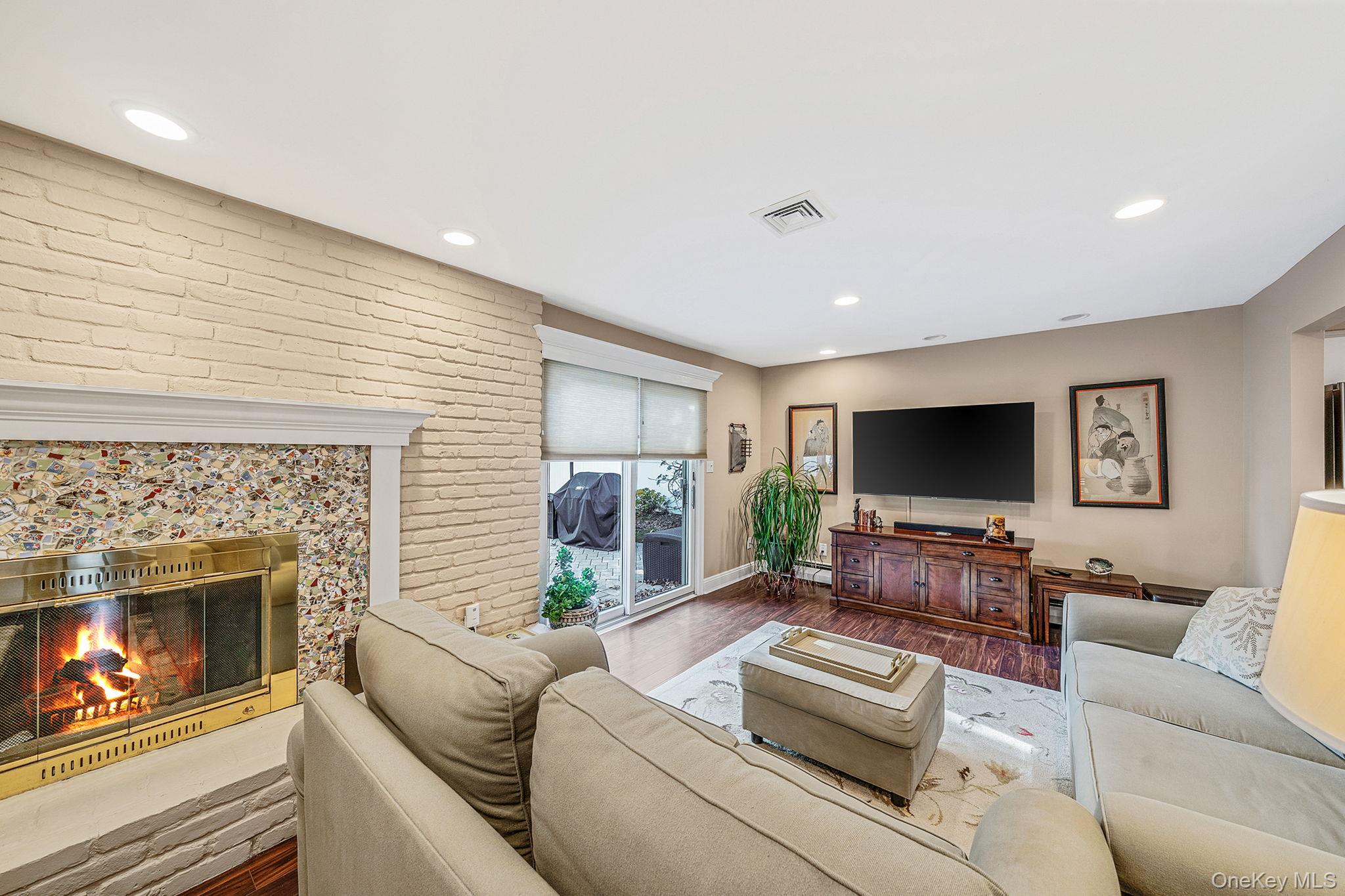 28 Cedarwood Lane, Commack, NY 11725